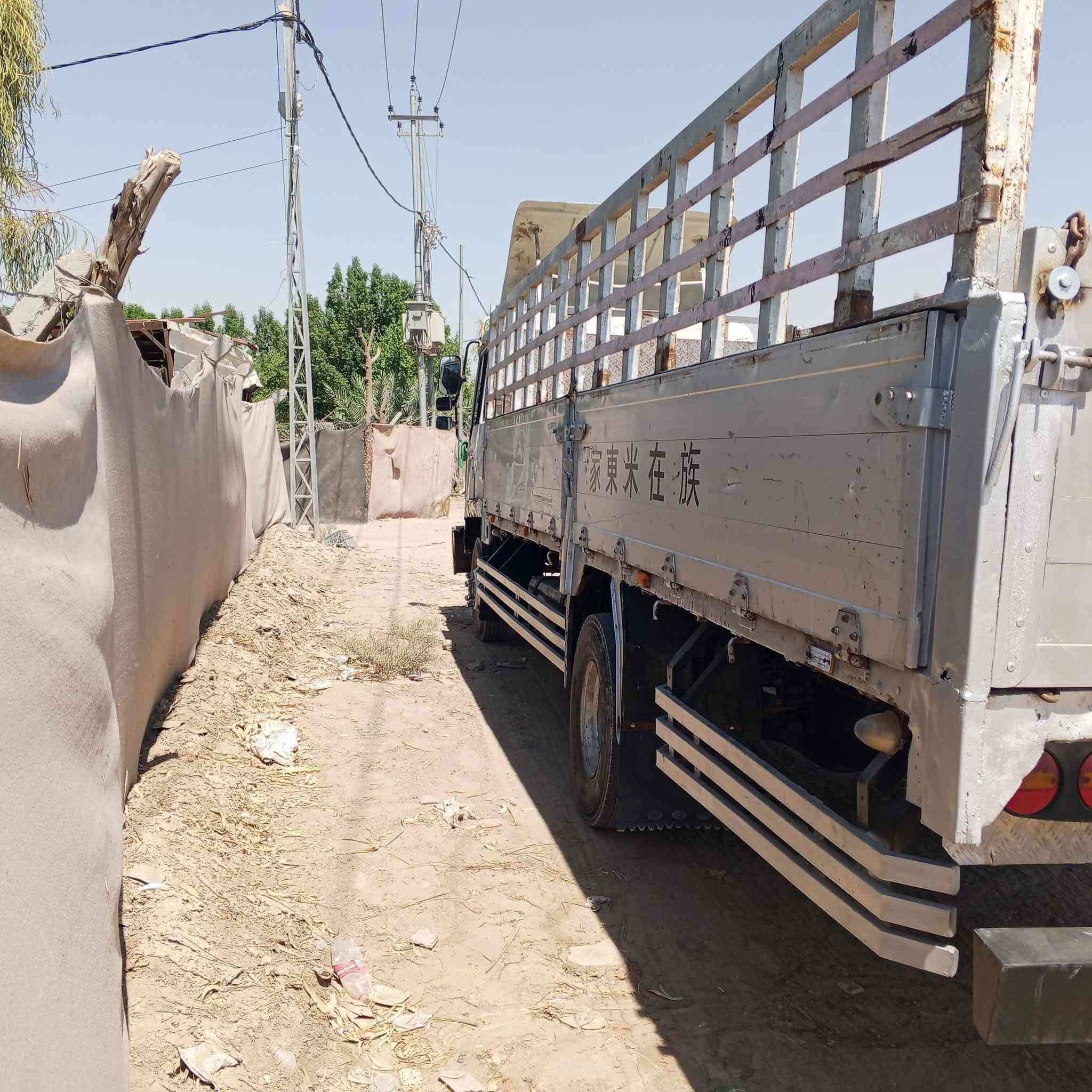 سلام عليكم هينو فوزه مربع للبيع سياره جاهزه 15عادي ام لقبق اسود شاصي مطول ربع متر حداديه خير من الله الاستفتار على رقم (***********)***********
