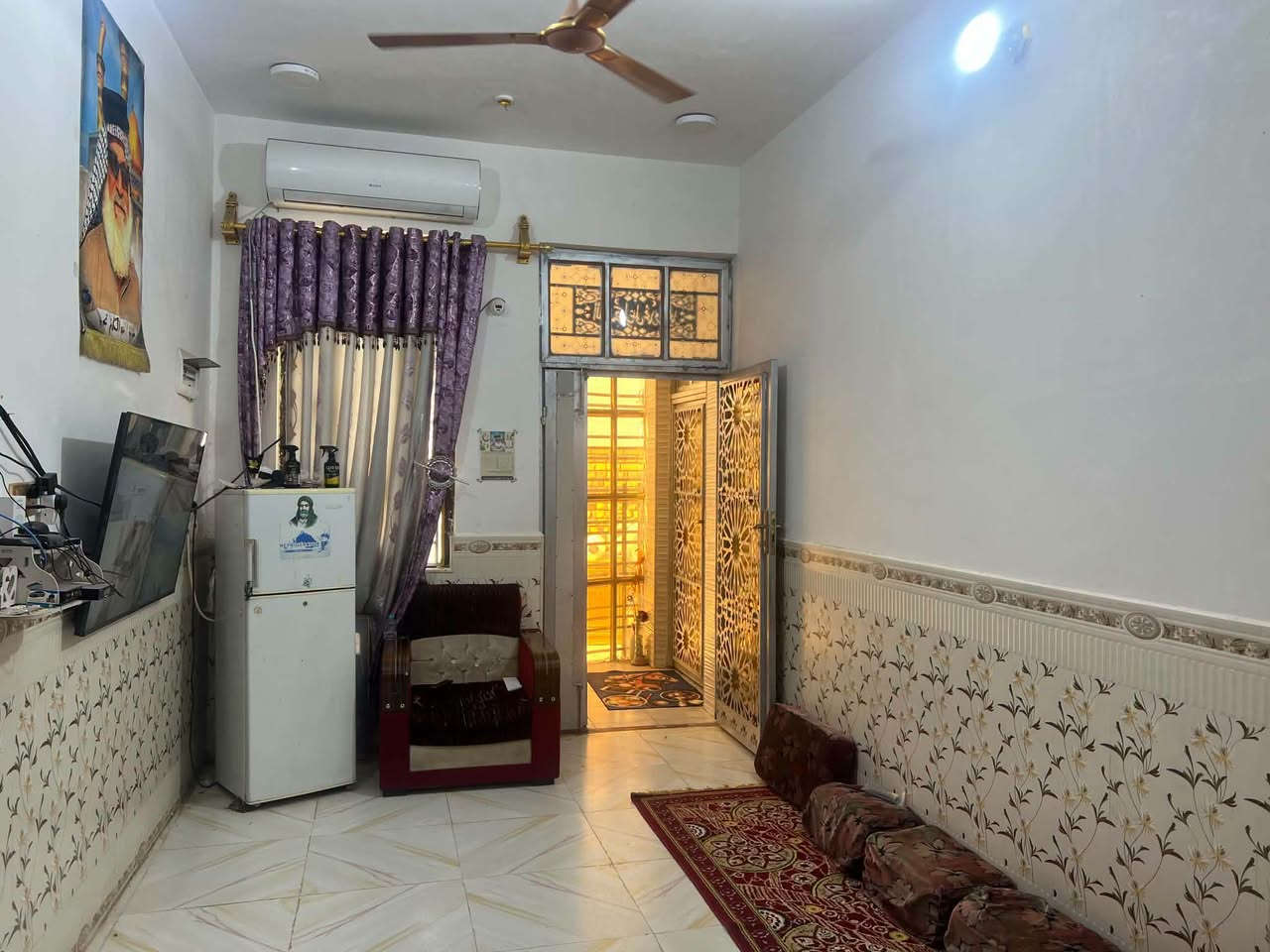 دار سكن للبيع ركن طابو صرف بالفداء نهاية شارع المدارس شارع 60 وجه واحد 
كامل مابي اي نقص ماي مجاري كهرباء
البيت مساحته 120م 
يحتوي على...استقبال وصالة ومطبخ وغرفتين وصحيات داخلية وخارجية ومنور  وبيتونه وسطح اشتايگر مال السماوة 
+ حديقة 400متر مقابيل البيت مزروعة وكاملة 
السعر 85 وبي مجال
---------------------------------------------------
للأستفسار: الاتصال على الرقم التالي 📞
   واتساب: ***********
#اتصال_فقط
 نستقبل كافة العروض العقارية ✍️ بيع وأيجار
