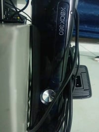 xbox360  نضيف مع يده اصليه سعره 110 مكاني بغداد والجهاز بي 144لعبه من ...