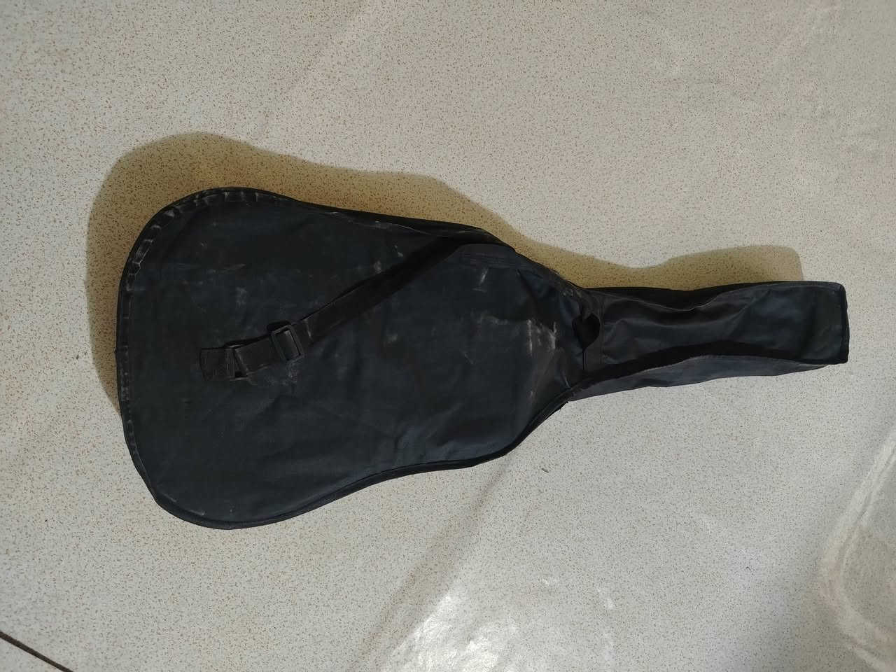 السلام عليكم 
كيتار للبيع مع جنطه بس عوده دك نقص كيتار شخط مابي سعر 30وبي مجال قليل للاستسفار ع رقم ***********

