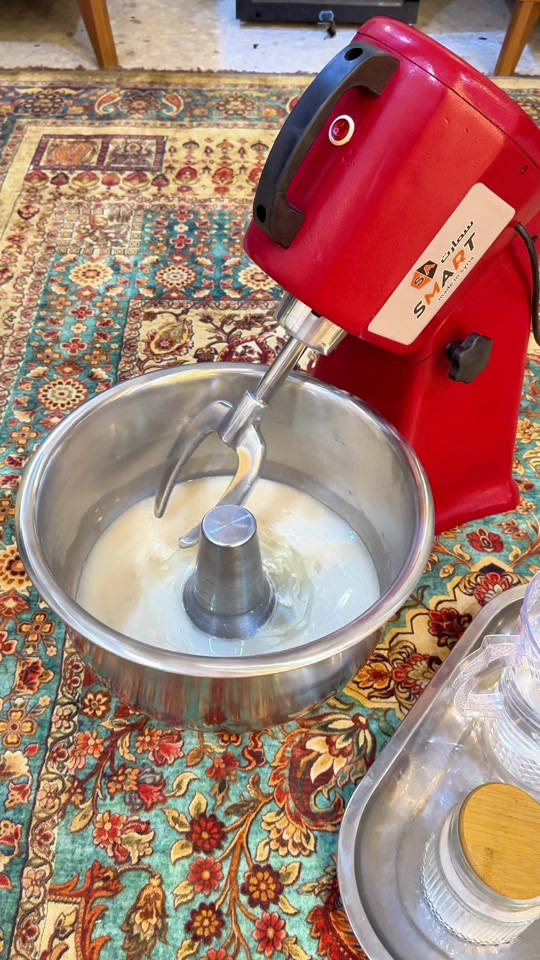 ⁨	⁨	⁨	⁨	عجانة صناعية مخصصة لعجن الخبز والصمون بكل قوة وثبات. 💪🍞 ✔️ هيكل حديد صب ثقيل ✔️ حوض وذراع ستانلس ستيل صحي ✔️ حوض دوّار لعجن متجانس ✔️ متوفرة بحجم 5 كيلو و10 كيلو  العاصمة  *********** ***********
