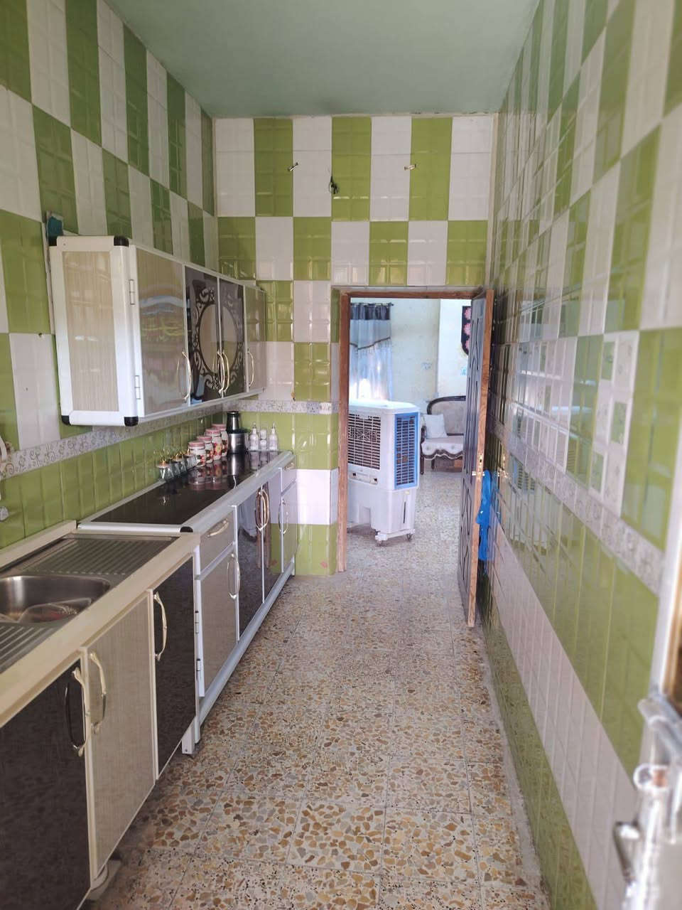 بيت للبيع مستعجل  ١٠٠متر واجه5نزال 20 قاط  واحد  وبيتونه  الحسينية شارع العقيد يم ملعب ميلانو طابو صرف المؤجر رأس الشهر يفرغ البيت  السعر نقد ٥٠ قسط ٥٥ مقدمة ٣٥ والباقي شهري ٥٠٠الف ويستلم البيت مباشر اني مو من المنطقة  أي استفسار ***********

