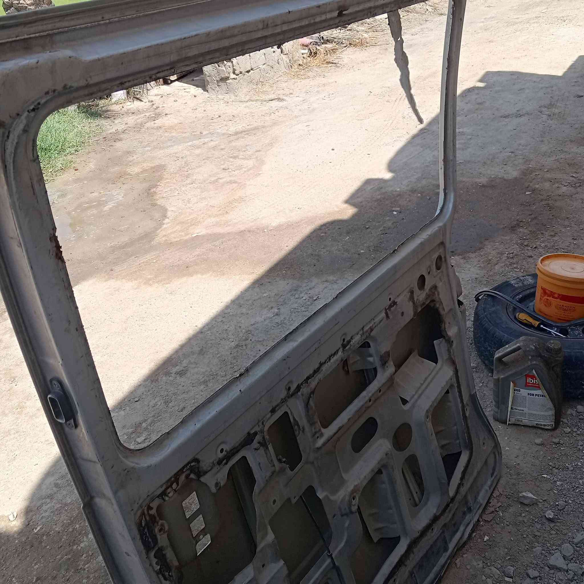 باب بريجو منغولي مصبوغ بس حجل بيه ضربه خفيفه جديد
ملاحضه الباب فارغ اي غراض مابيه 75 سعر 
***********
