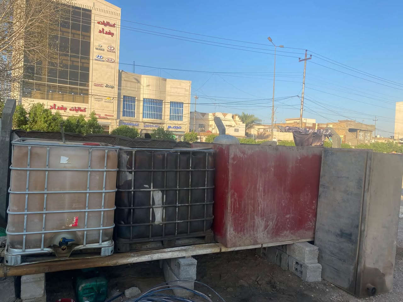 🔴 موقع مولدات للبيع – داموك / الضباط

📍 الموقع: داموك – الضباط
⚡ الحمل: 650 أمبير

المولدات:
* عدد 2 محرك Cummins (كمنز).
* راس توليد 200 KVA و260 KVA.
* أحد المحركات مُجفّت حديثًا.
* المكائن بحالة جيدة، لا يوجد تنقيص ولا بخار.
* بوردات عدد 2.
* حصة الكاز 195 KVA.
📋 الوضع القانوني والخدمات:
* مسدد الضرائب.
* مسدد أجور الماء والكهرباء للدولة.
❄️ التجهيزات:
* مبردات عدد 2 كبيرة.
* مبردات عدد 3 صغيرة.
* خزانات وقود بسعة 8,000 لتر.
* غرفة مرتبة ومجهزة بالكامل.
* مكيف، ثلاجة، راوتر وإنترنت.
* عدة يدوية كاملة.
* درينات، كابسة، ترامل ومكينة تفصيخ.
* تتوفر أيضًا مواد وتجهيزات خاصة بتجفيت المولد بالكامل.
💰 الموقع جاهز للعمل.

📞 للشراء والاستفسار: التواصل عبر الواتساب فقط
***********

