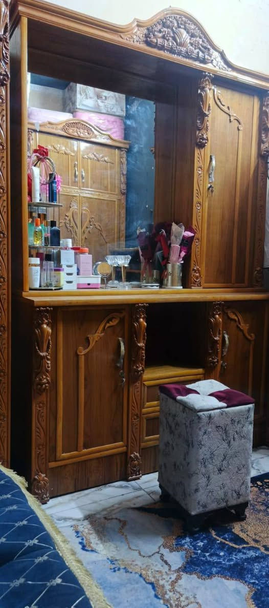 غرفة نوم للبيع صاج عراقي ٦ ابواب ام التاج نضيفة جدا استخدام قليل

للاستفسار راسلني خاص 
واتساب ***********
