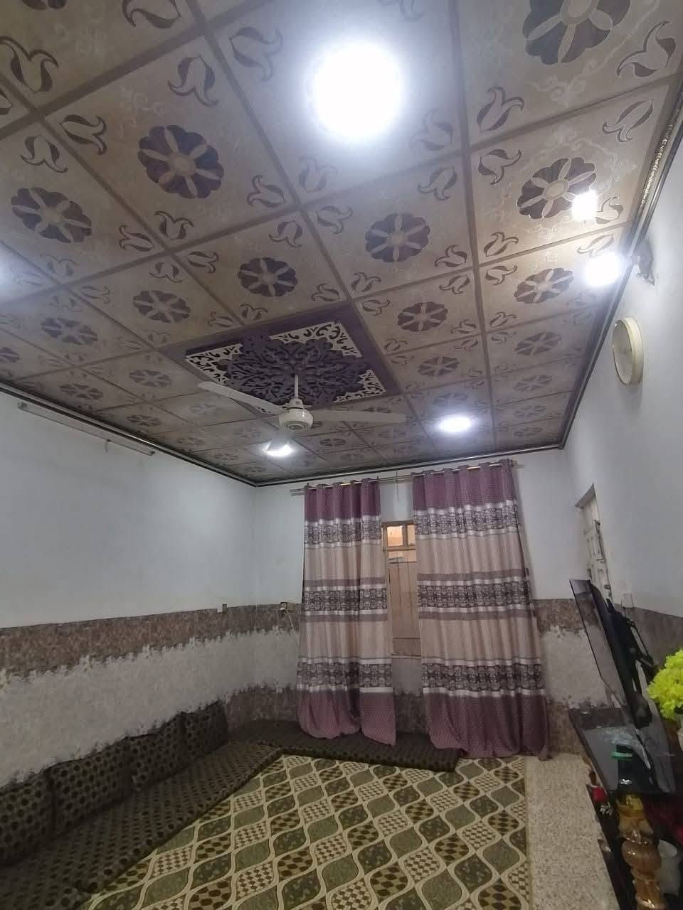 دار للبيع حي الرشيدية قطاع الخامس قرب جامع الورشان طابق واحد مساحه 150متر واجهه 10عمق 15متر غرفتين نوم واستقبال وهول وسط ومناور ومشتملات داخل وخارج ومطبخ وكراج وبي وصل بلدية يبعد عن السوق الروضه 150متر الاتصال ***********
