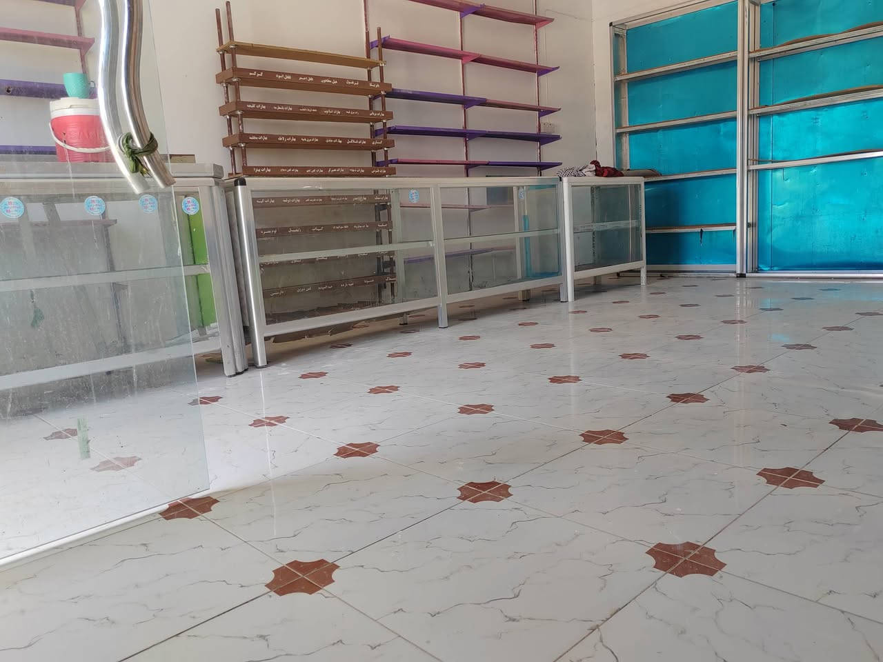 محلات البيع 3 محلات مسلح جاهزات من كلشي 
المحل الواحد 7×4 صافي 
المكان المزاك كيلو 4 
الاستفسار الاتصال على الرقم ***********
