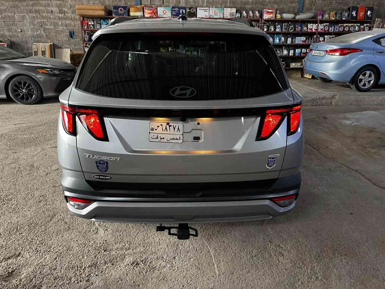 توسان فئة SEL  موديل  Hyundai Tucson 2025 
وارد أمريكي صور الحادث مرفقة بلمنشور 
بدون ايرباك 
ماشيه 7  آلاف فقط حقيقي 
تترقم جميع المحافظات 
المواصفات
المحرك

* 2.5 لتر 4 سلندر
* 187 حصان
* قير أوتوماتيك   

التجهيزات الخارجية

* الويل  18 إنج
* ليتات LED كاملة
* مرايا كهربائية مدفأة
* فتح باب بالبصمة
* باب خلفي كهربائي Smart Liftgate

الداخلية

* شاشة 12.3 إنج
* شاحن لاسلكي
* تشغيل بصمة
* مقعد السائق كهربائي 
* مقاعد أمامية مدفأة
* تكييف أوتوماتيك مزدوج
* USB-C خلفي للأهل أو الأطفال  

أنظمة الأمان

* رادار أمامي
* مثبت سرعة ذكي
* تنبيه النقطة العمياء
* المحافظة على المسار
* فرملة طوارئ
* كاميرا خلفية
* تحذير حركة خلفية  
* ***********
