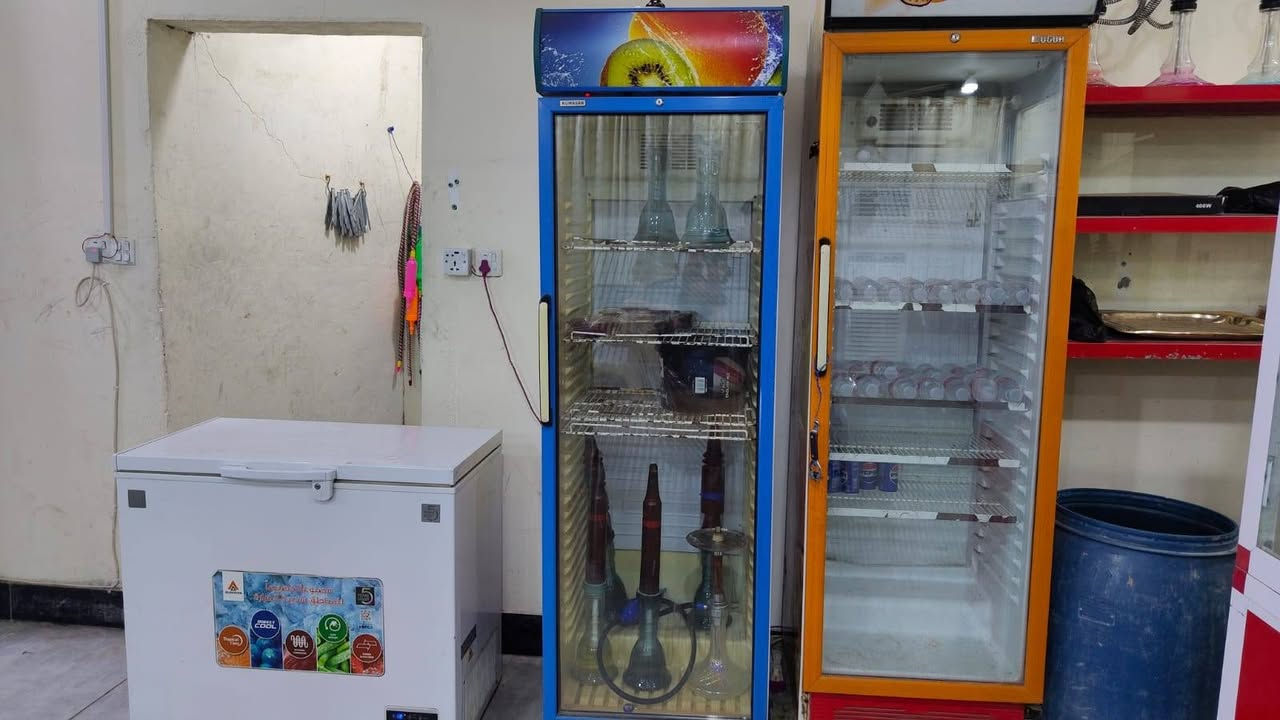 بليارد عدد 2
سبلت 3 طن 2
سبلت 2 طن عمودي 1
طخم قنفات 2
نراكيل 35 كامله
نراكيل ألماني 6 كامله 

فناجين حجم صغير 25
برادات عدد 2
مجمده حجم وسط 1
ميز دومنه عدد 8 كراسي 50 كرسي بلاستك طبلات عدد 20
مراوح عدد 4 سقفيه
مروحه جانبيه 2 مبرده 1
تلفزيون بلازمه حجم 50 عدد 2
تلفزيون حجم 32 الكامرات 
ميز المنيوم 2 متر عاض نراكيل
منظومه كامرات عدد 8
منظومه انترنيت مع جهاز خزن 
جهاز القنوات الرابعه
مطبخ كامل مع كافة المعدات
خط مولد 

السعر خاص
حي العامل مقابل مدرسه بور سعيد سبب البيع عدم التفرغ
***********
