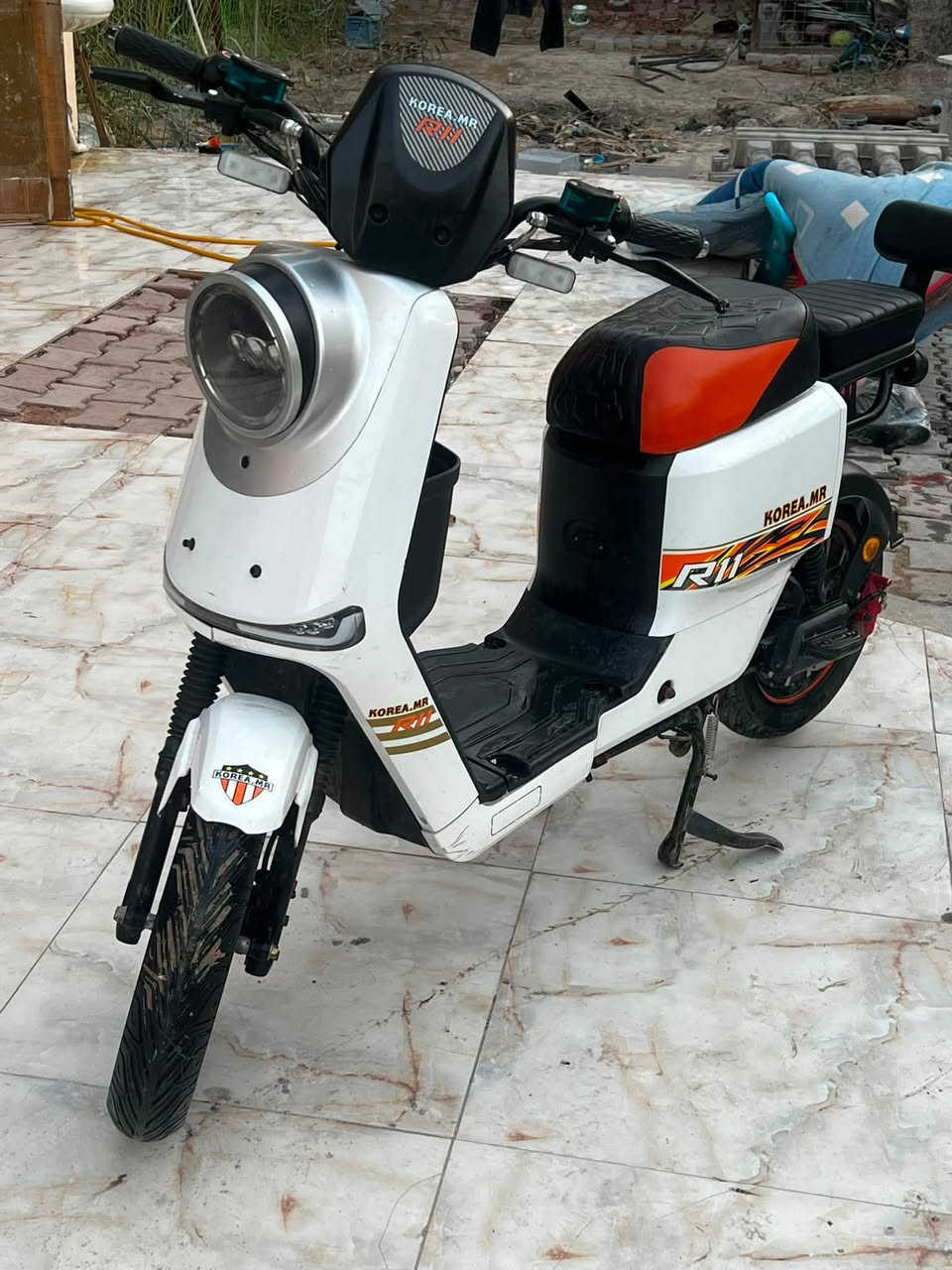 سلام عليكم دراجه شحن R11للبيع السعر 550 وبيه مجال الدراجه جديده وبطارياته غير مستبدله جديده كامله من كلشي المكان البصره ابو الخصيب الرقم ***********
