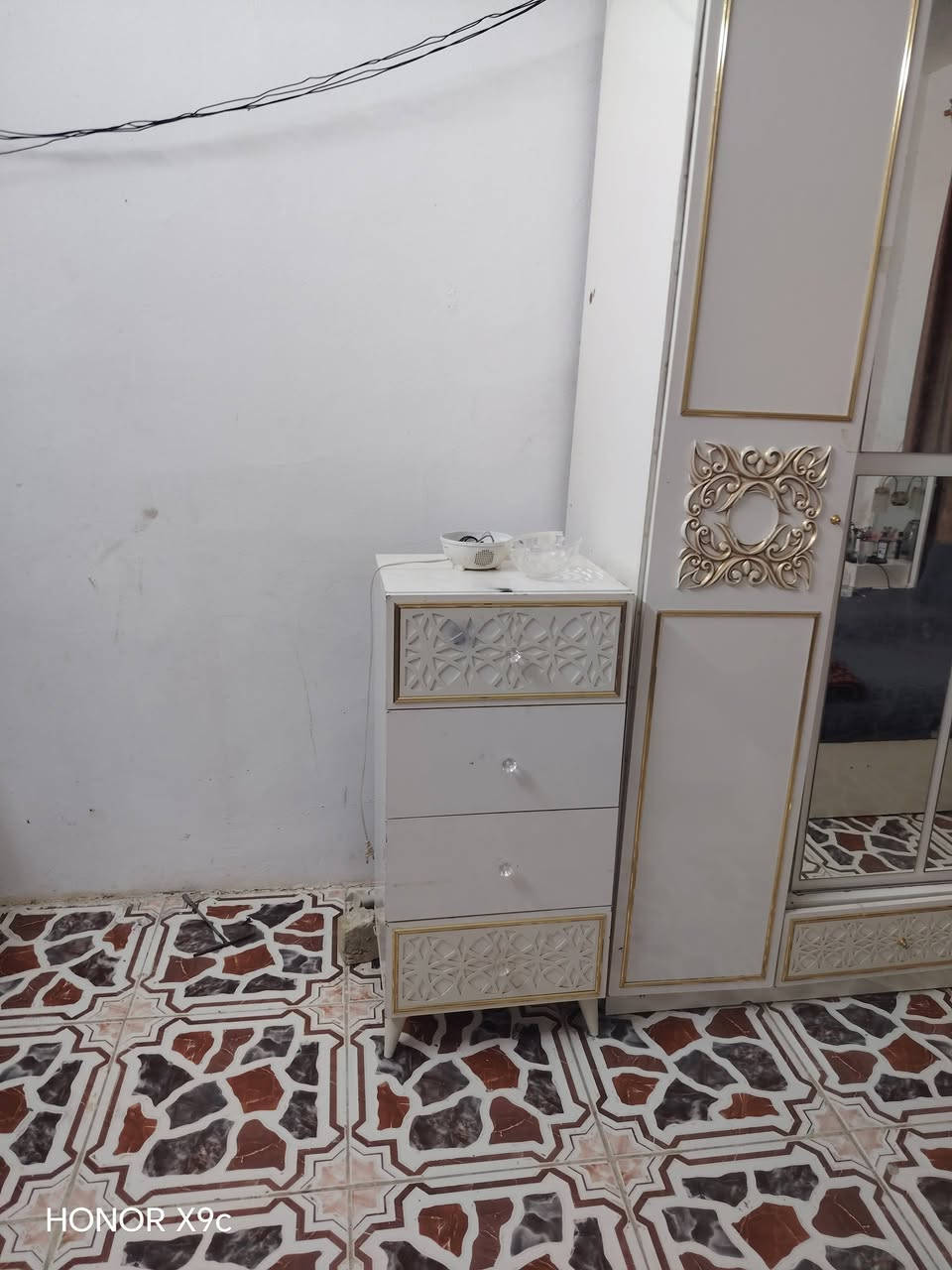 السلام عليكم غرفة نوم للبيع نظيفه السعر 175 للاستفسار ***********
