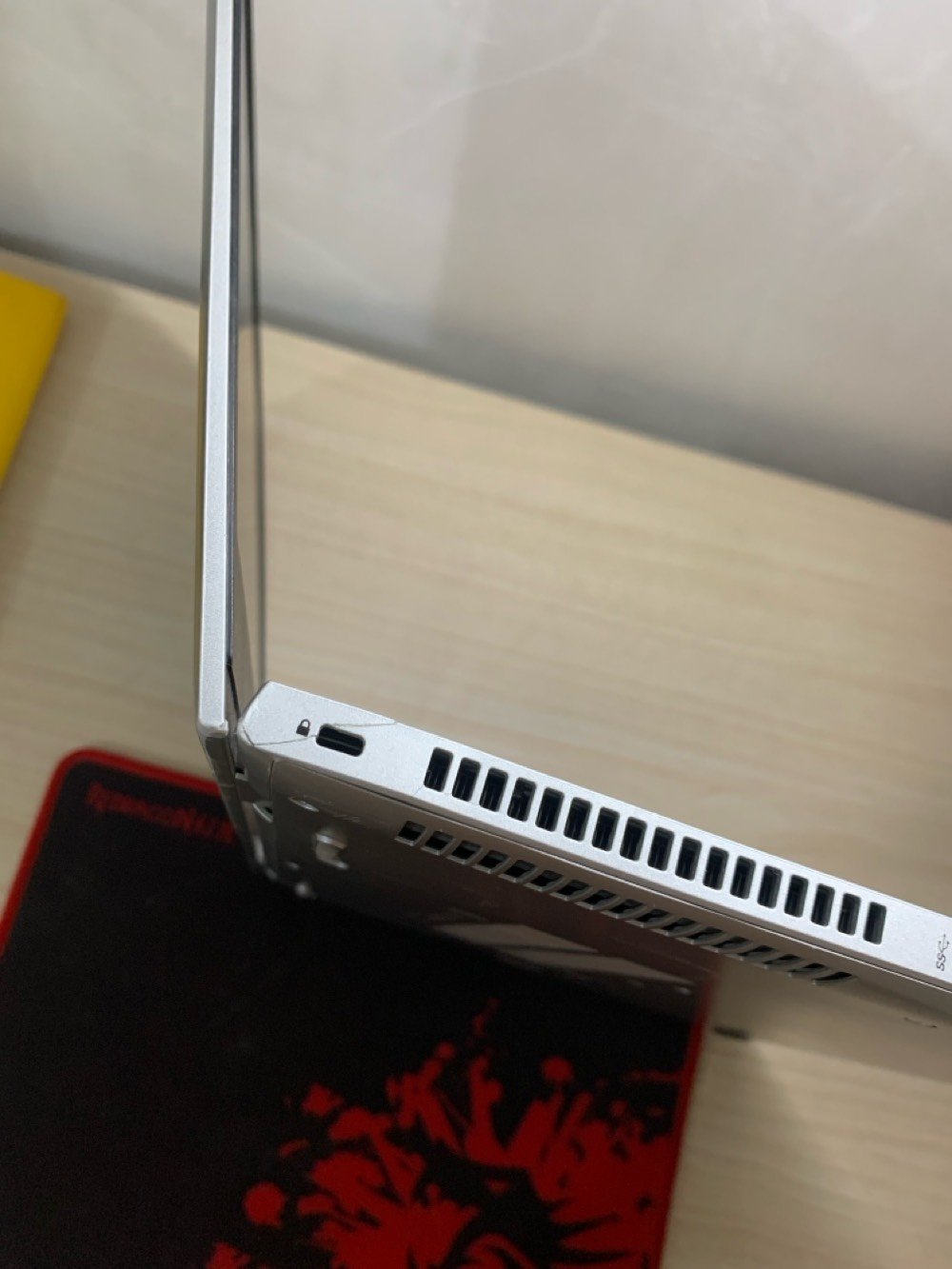 سلام عليكم عندي لابتوب HP ProBook 640 G5
فئة U
Core i5 intel
8th 
8Ram
Hard 256 ssd
كارت الشاشة داخلي 4 
حجم 14 لون فضي لابتوب نضيفة كلش فقط بيها ضربه جانبيه خفيفه كلش