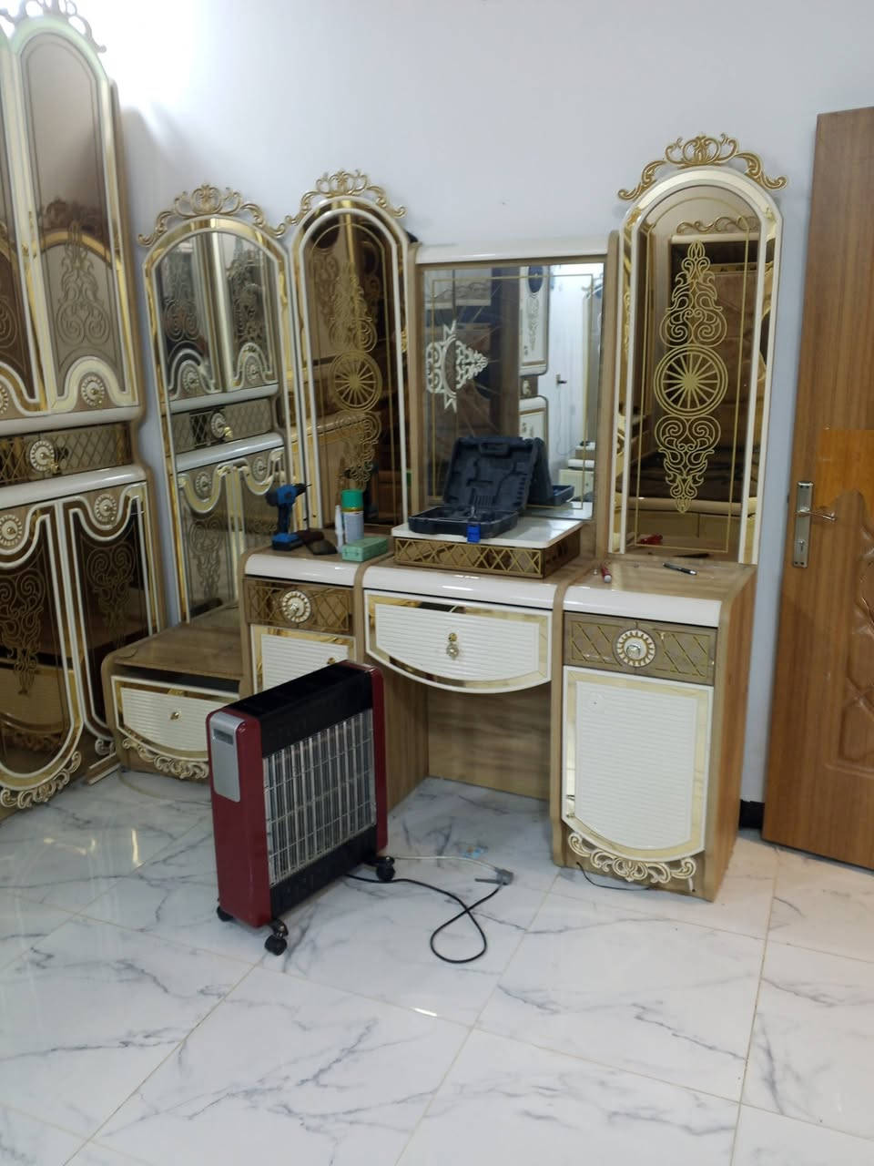 السلام عليكم يوجد كادر فتح وشد غرف تركيه  واخشاب وبأسعار مناسبه للعوائل المتعففه ونجي وين متكون بصلاح الدين للاستفسار واللاتصال ‏‪***********‬‏
