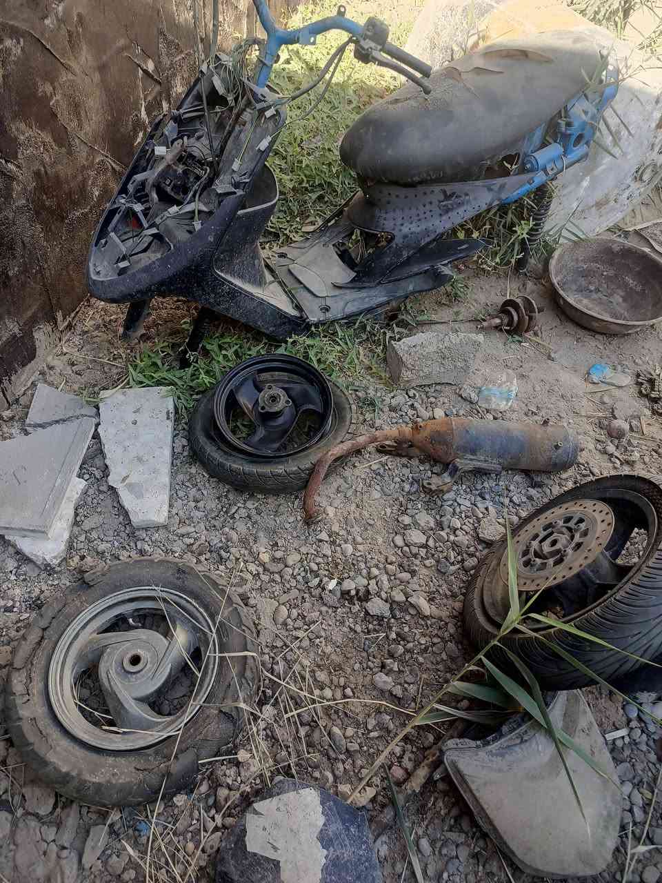 السلام عليكم شواصي دراجتين ماكس و سكنس نثية اطيكياهن شلع هنوة كفراتهن بس الماكس ناقصها كفرات خارجية ثنينهن بدون محرك اطيك وياهن صالنصة وتقريبا كاملات نقصهم محرك بس انطي سعر باليرضي الله وبخدمتك مكاني بوب الشام ***********
