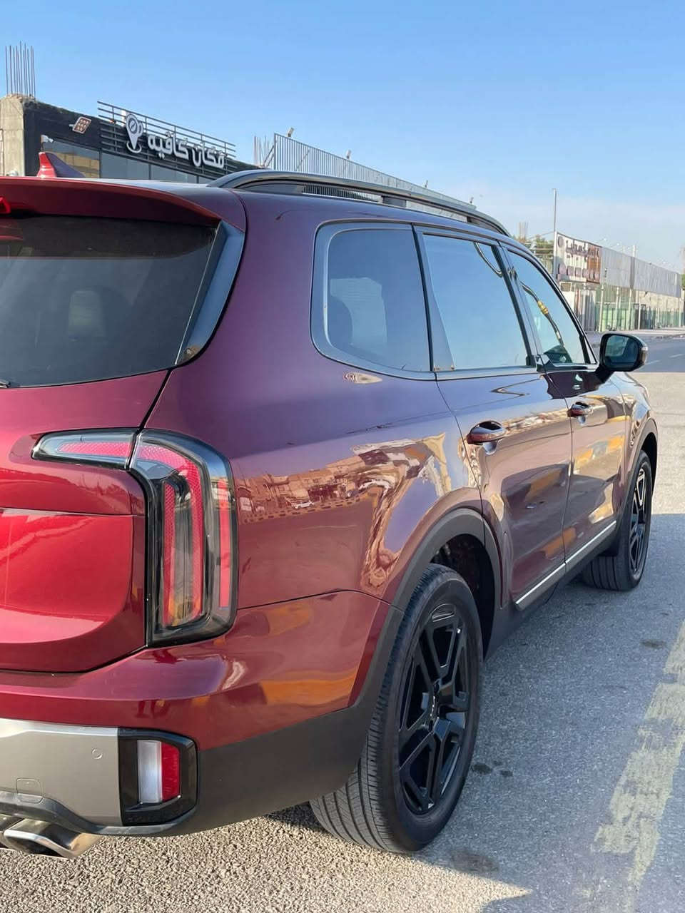 السلام عليكم 
كيا تيلورايد موديل 2023sx برستيج اكس برو فول مواصفات للاخير  ماشيه 60000 km 
رقم بغداد مميز رباعي 
لون السيارة مميز : ماروني  
 1-  كيا تيلورايد فئه sx xpro prestige
2- محرك 6 سلندر 3800 
3-  ويل كب حجم 18 اطار نقشة خشنة  
4- كامرات 5 محيطية مراية داخلية كامرة 
5-سقف اسود شامو كنتارا 
6-بصمة ابواب امامية  وبصمة تشغيل وتشغيل عن بعد
7-لايتات زينون عالي ناصي عدستين 
8-اشارة في المرايا الجانبية مع حساسات الاجتياز 
9-مصابيح ترحيب في مقابض الابواب + ترحيب بالمرايا 
10-رادار امامي تفاعلي للتوقف التلقائي امامي خلفي وجانبي 
11- السيارة فتحتين سقف 
12-حساسات امامي خلفي
13-غرفة السيارة جلد نابا اسود نقشة خياط 
14تحكم كهربائي متكامل لمقاعد  المقدمة 
15-المقاعد الامامية  تدفئة وتبريد  
16-شاشة دشبول كبيرة لمجموعة من الايعازات والضبط
17-بردات اصلية للابواب الخلفية 
18-مقاعد وسطية تطوى كهربائيا ويدوية الفتح 
19-انارة ليزرية محيطية متعددة الالوان لأنارة دواخل السيارة 
20-مرايا جانبية شفط كهرباء 
21-خاصية تحديد المسار والتنبيه عند الخروج من المسار 
22-المقعد الوسطي منفصل  VIP
23-تبريد السيارة 3 قطع 
24-تحكم ستيرن جهتين متعدد الايعازات 
25-وضعيات القيادة عدد 5 
26-تنبيه بالارتجاج في المقود عند الخروج من المسار او عند الرجوع 
27-كشن السائق مساج وذاكرة 
28- جنطة كهرباء فتح واغلاق 
29-ستيرن تدفئة  
30-وضعيات قيادة + 4x4
31-اوتو هولد + اوتو ستوب 
32-تحديد مسار الي + مثبت سرعة 
33-تبريد خلفي منفصل 
34-شاحن واير ليس 
35-منافذ شحن بالكشنات وبالخلف 
36-سستم صوت هارمن كاردن 
السياره حادثة نص جاملغ خلفي وشوي من قبق الصندوق وطخه راس الجاملغ  الامامي ورجع ع البارد  وتبدل البنيد هنا بالعراق فقط كما موضح بالصور  بدون ايرباك والباقي كفالةً عامة  
مكاني صلاح الدين بلد 
***********
السعر 295 $
