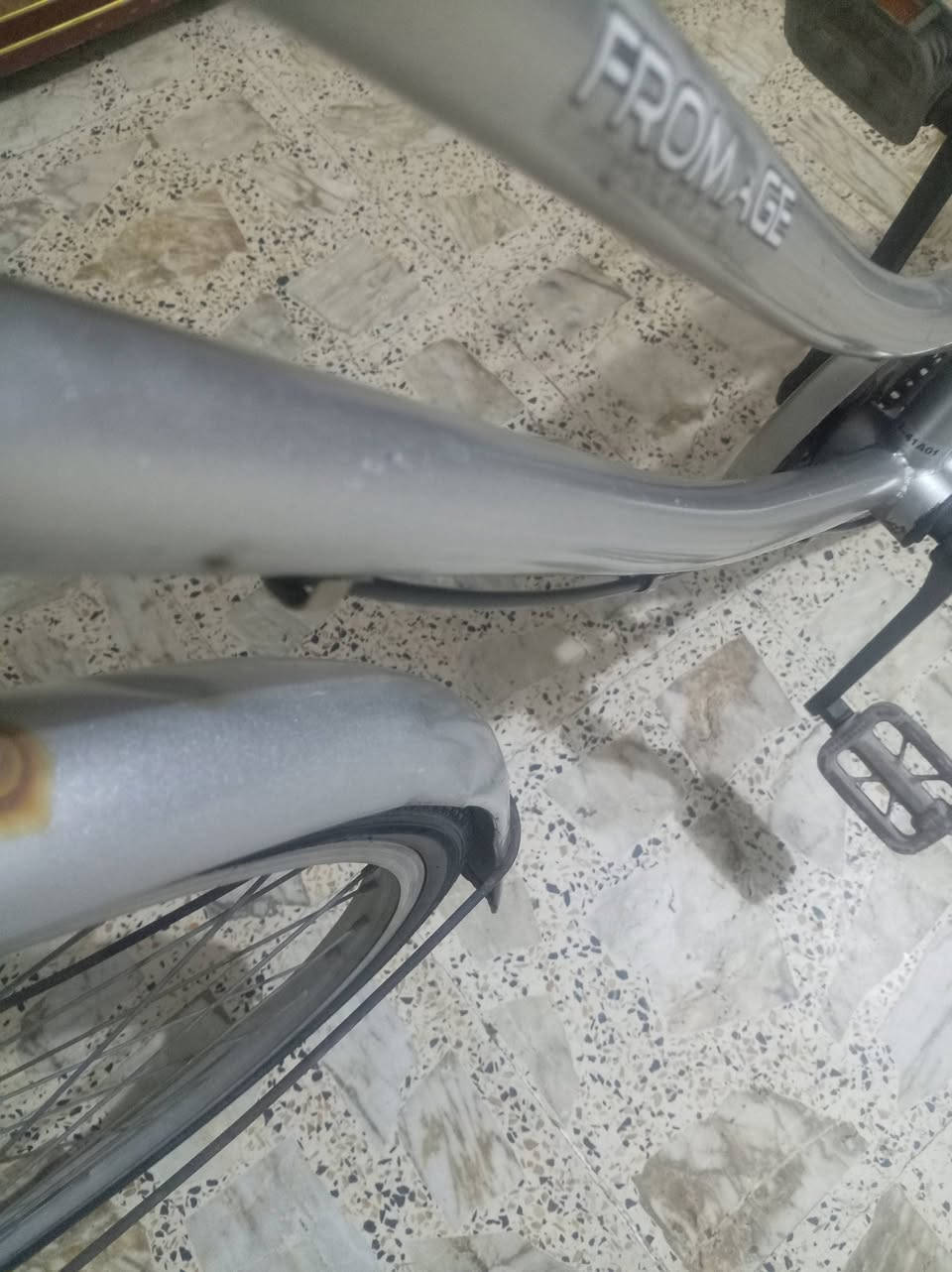 سلام عليكم بسكل لبيع لون رصاصي حجم 27 بسكل كامل غراضه كله شغال بسكل اخو جديد مستعجل علا بيعته سعر 80 وبي مجال حك جيه مكان بغداد بلديات قرب ساحت الحمزه رقم هاتف ***********
