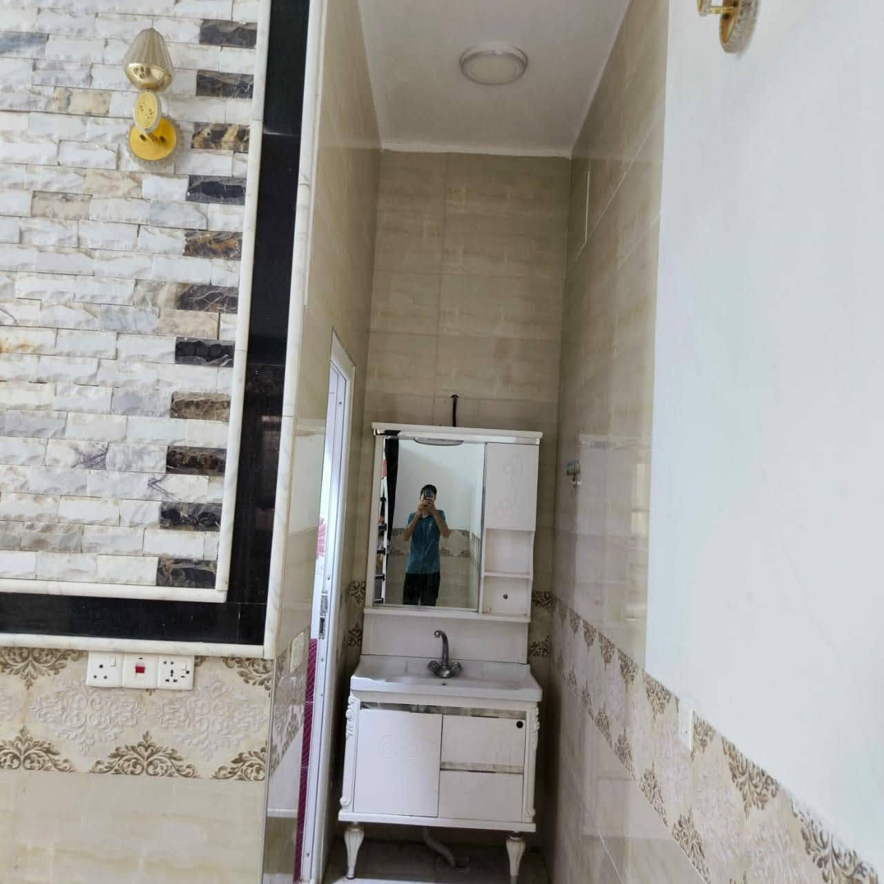 سلام عليكم عندي بيت للبيع في كربلاء بوبيات عامود 22 داخل لفرع خدمات كامله 100م 11في9 طابق و نص ملك صرف سند 25 قرار محكمه  بناء حديث صارله 5 سنوات يتكون من ستقبال +مطبخ + صاله + غرفه +صحيات خارجي و داخلي+منور ، الطابق ثاني غرفه سويت + صطح ،بناء طابوق سقف كونكريت مسلح سعر 180و بي مجال للاستفسار تصال ***********
