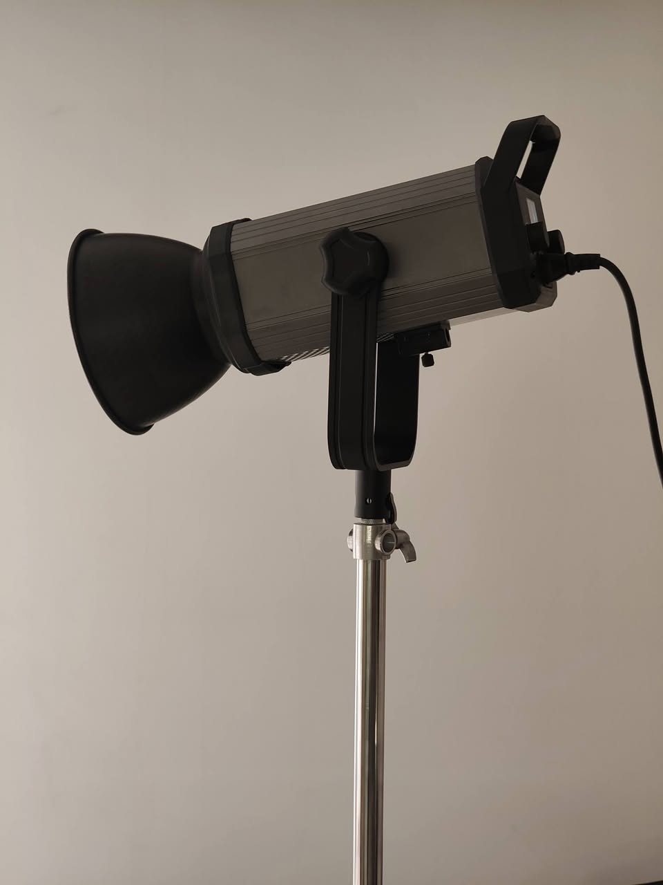 للبيع اضاءة 300 واط
اضاءة RGB وباي كلر اضاءة جداً قوية
تحكم عن طريق شاشة 
كاملة ونظافة جداً عالية 
السعر 200 الف 

مكاني بغداد ***********
