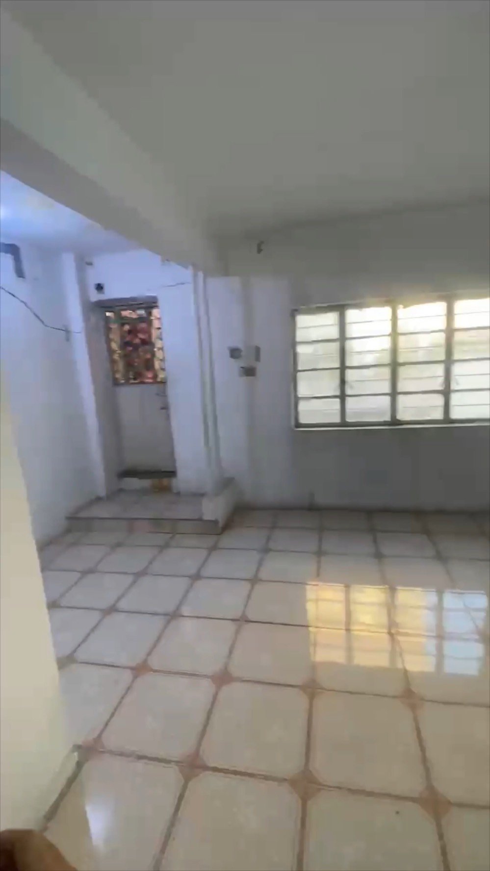 بيت 55 متر 
بيت كامل ثلاث طوابق مساحته 55 متر ، يحتوي على ثلاث غرف وحمامين و مكان مطبخ وبالـ،كونه وترك ، المكان في منطقة الكرادة شارع الصناعة مجاور الجامعة التكنلوجيّة ..
سعر البيت 200 مليون وبي مجال مناسب للشراي .
للآستفسار اتصل على : 
***********
***********
*البيت بعد بي صور للطابق الثالث الي يحوي بعد غرفة وسطح بس الحد مال التطبيق ما يسمح .