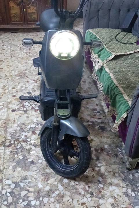 دراجه شحن 
قطعه نظيفه مابيها ضرر شاشه جديده 
بطاريات نظيفه شغاله بالكامل بيها 3 سرعات 
بسعر مناسب 250 بس