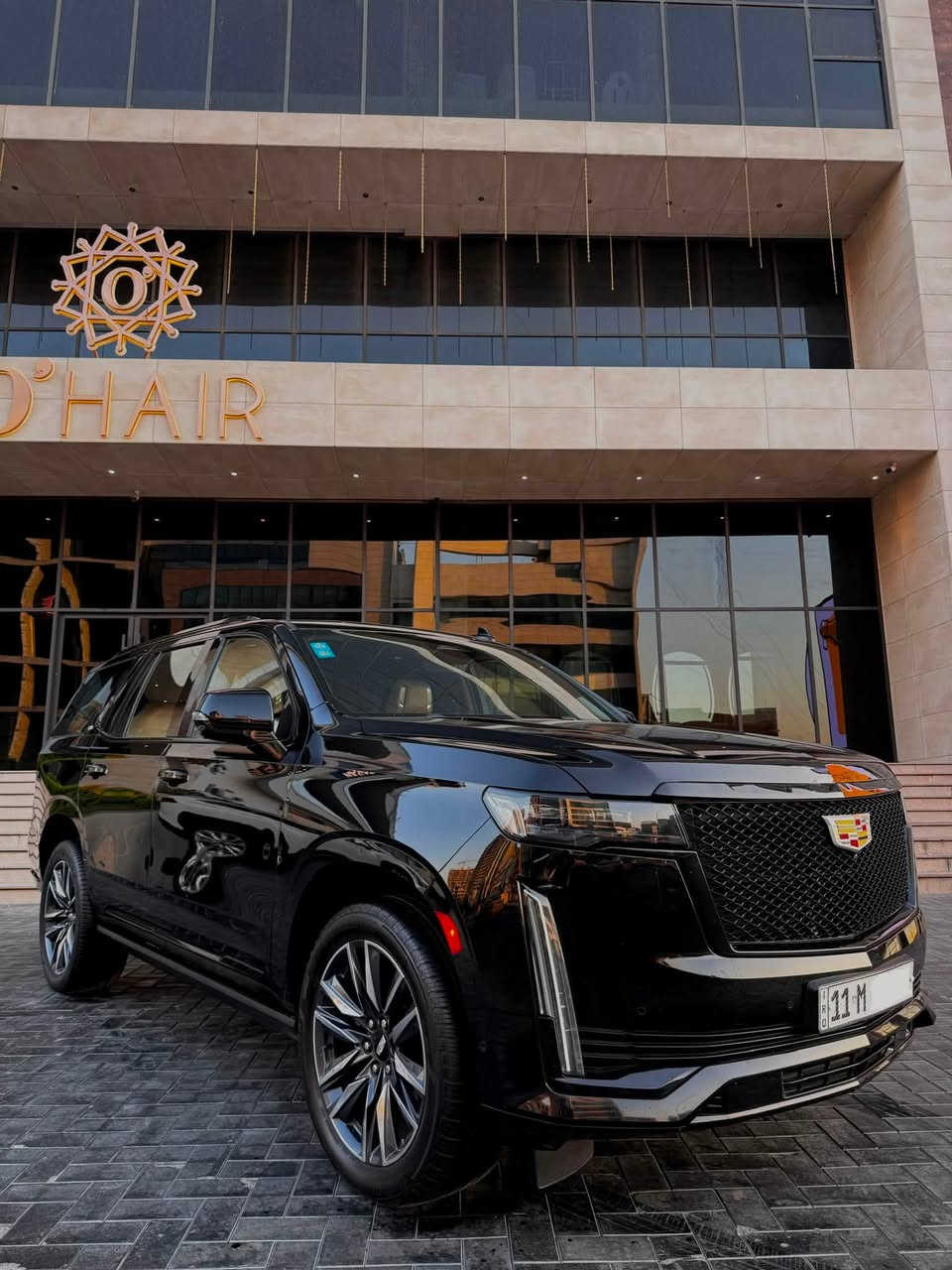 كاديلاك إسكاليد 2023 – بحالة الشركة
 الموديل: 2023
 العداد: 68,000 
 الحالة العامة: مكفولة من الضرر والصبغ بشرط الفحص (بدون حادث)
وكالة المنصور الرسمية 
المواصفات:
 محرك 8 أسطوانات (V8) سعة 6.2 لتر بقوة 420 حصان 
( ملاحظه بسيطه بطل الدهن مبدل)
وتم العمل في شركه المنصور مع ضمان
 كير أوتوماتيك 10 نمر مع دفع رباعي (4WD)
 الشاشة الممتدة OLED الشهيرة 38 بوصة
شاشات خلفيه 
دوسات كهرباء 
ابواب شفط 
 نظام صوتي AKG فاخر
 مقاعد جلد (تبريد / تدفئة )
 فتحة سقف بانوراما
 كاميرات 360 درجة، رادار، وأنظمة أمان متكاملة
للتواصل والتفاصيل:
 السعر: [ مناسب 648 $ ]
 الموقع: [بغداد _ الكرخ ]
 رقم الهاتف: [*********** ]
