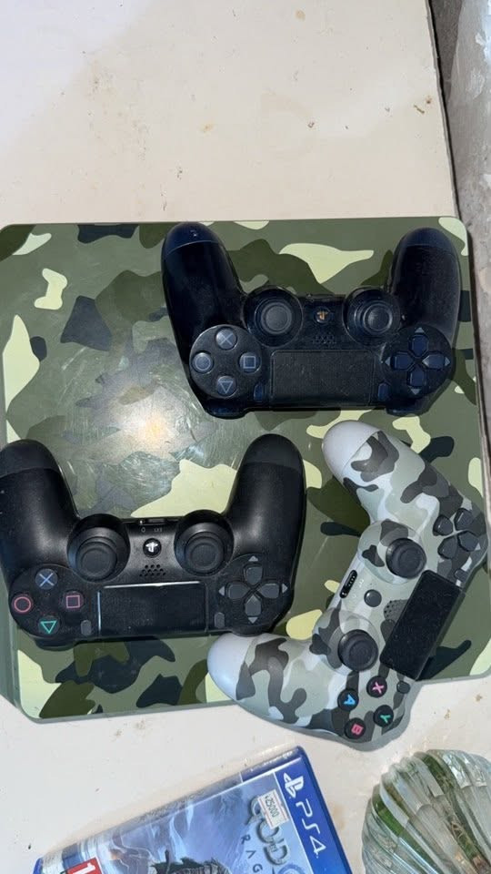 السلام عليكم، بلي 4 سلم 1 تيرا باندل نضيف جدا ملحقات كاملة جوستك عدد 3 مع لعبة (GOD OF WAR (Ragnruk رقم الهاتف،
***********
