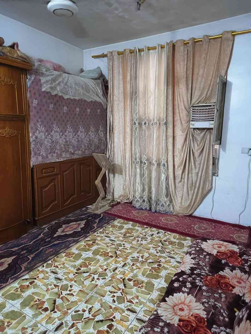 السلام عليكم ورحمه الله بيت للبيع طابق ونصف
المساحة 100 متر مربع
الواجها 10*10
يحتوي على استقبال وغرفة و حمام و مطبخ حراري 
ملاحظة الصالة مفتوحه على المطبخ
الطابق الثاني يحتوي على غرفه و مخزن
وكذلك بجوار البيت اسواق تباع مع المنزل 8*4 شغالة والله الحمد مؤثثة وكاملة مع قطعة أرض بجوار الاسواق تشجير قرابة 50 متر المنزل ركن على شارعين
العنوان خلف السدة 
للاستفسار اكثر الاتصال على الرقم ***********
أو على الخاص
