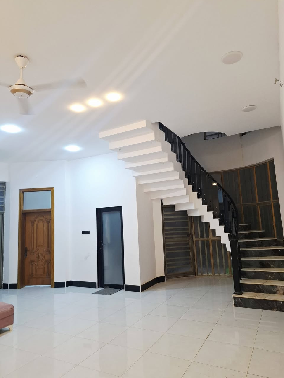 السلام عليكم    بيت للبيع مساحه ٢٠٠العنوان التفيج قرب الدار البيضاء
البيت مطلوب اسكان ٥٥
يتكون من طابقين اربع غرف وصالتين و٣ مجاميع صحيه 
للاستفسار
***********

