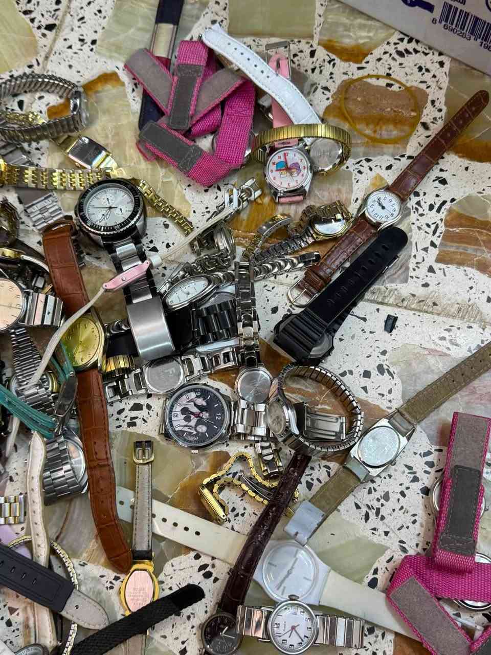 عندي هاي كارتونه مشكل بيعه وحده كلشي بيها رجالي نسائي القطعه ب٢٠٠٠دينار أبيع شلع كله باله قطع الله شاهد نضيفات على الفحص وعندي فحم هم التواصل واتساب ***********
