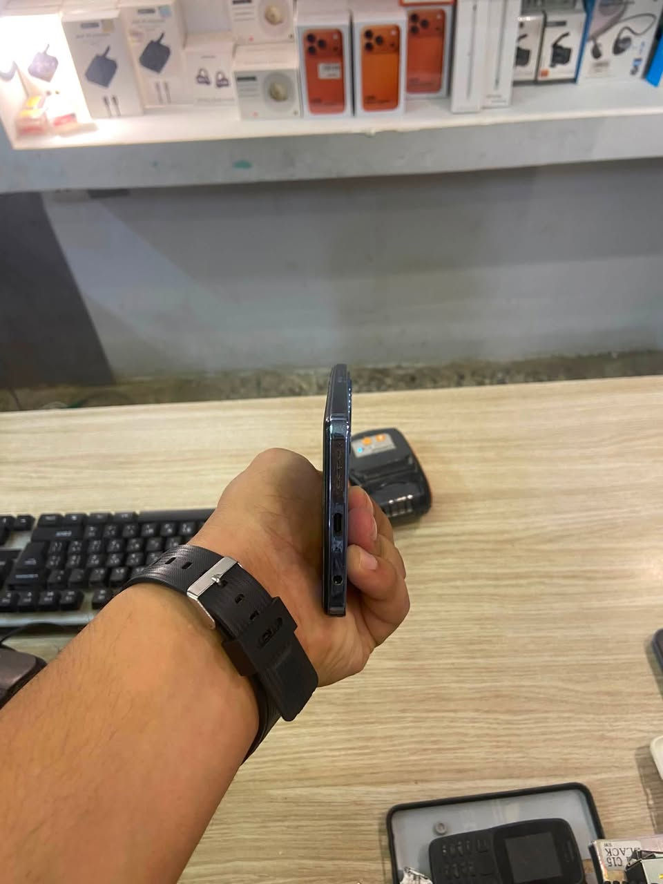 سلام عليكم انفنكس هوت 40 بلادي ممفتوح بس شاشه مكسوره 140بي   ذاكره 256مجال أو مراوسه بوكو X4برو  ***********
