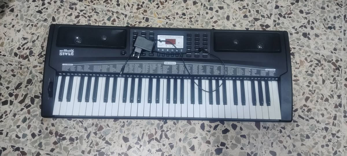 للبيع: بيانو إلكتروني تعليمي جديد 61 مفتاح مع مايك🎹🎤
الحالة: جديد تماماً ومش مستخدم.

المواصفات:

 اماراتي 61 مفتاح قياسي، ممتاز حق التعلم والعزف.

أزرار تحكم سهلة وشاشة رقمية لتغيير الأصوات والإيقاعات.

سماعات مدمجة وصوت واضح.

يجي معاه مايك (ميكروفون) سلكي للغناء مع العزف.

المكان: بغداد.

التوصيل: متوفر توصيل لجميع المحافظات.

السعر: اكتب سعرك وبالعافية.

للإستفسار أو الطلب: يرجى التواصل عبر الخاص أو الرقم: ***********

