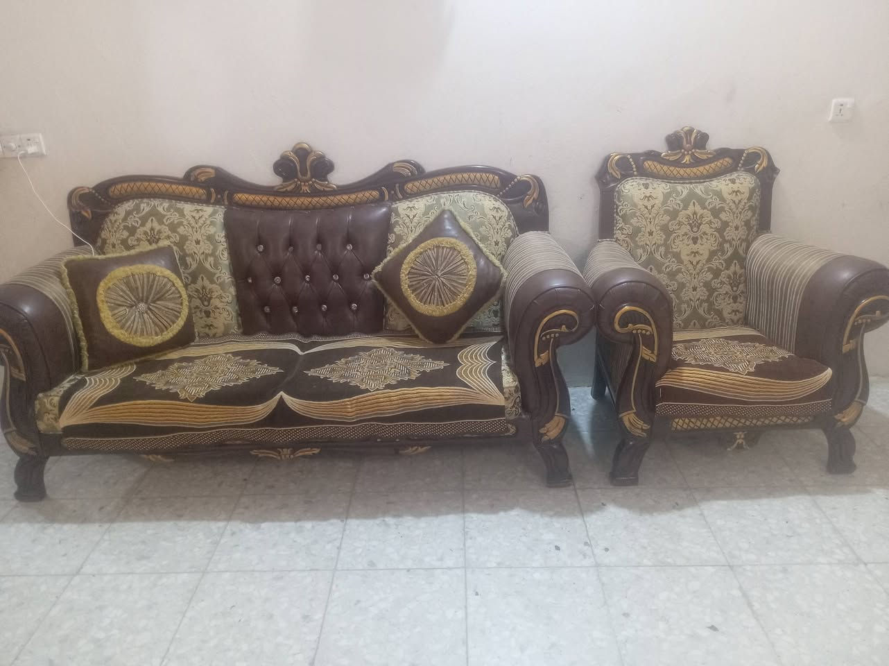 سلام عليكم غرفة النوم نظيفة سعر ٧٠٠ بيه مجال تخم عشره مقاعد جديد زان مصري مكان بعقوبة ***********
