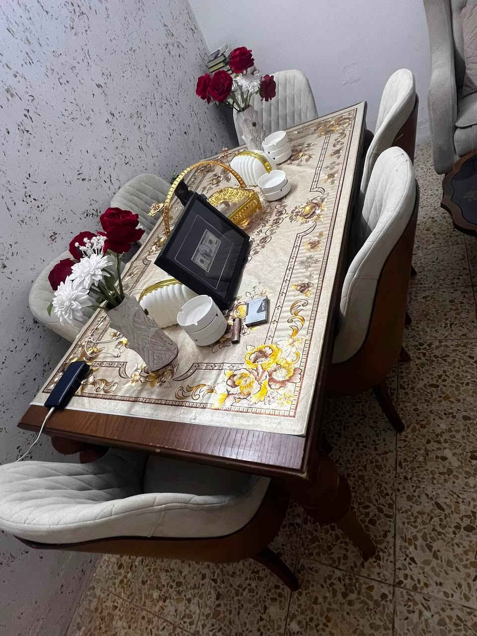 تخم قنفات 4كراسي نفر وكراسي 2ابوال3نفرات تركي وميز طعام تركي اصلي درجة اولى نضيف ويه طبله وسطيه جبيره و4طبلات وياه الاتصال ***********
