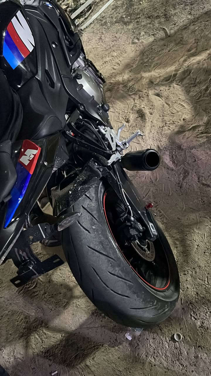 السلام عليكم شباب للبيع BMW R1000 الدراجه موديل 2019 ماشيه 18 الف دخول جديد الدراجه كارتون ما ناقصها برغي واحد وبعد معروف ال BMW الدراجه أربع مودات قياده وتدفئه بل يدات واي بي إس ومثبت سرعه ومانع انزلاق والدراجه شرط حت البراغي الي بيها مختومات بي ام دبليو عليها كوك شفتر (يعني تنمر بدون كلج وتبيت بدون كلج) عليها هدرز SC والهدرز الكاتم موجود وياها  وعليها ذيل مال M الدراجه ما ناقصها برغي واحد جيب وياك الف فيتر وافحص بيها جاملغ وواقيه زنجيل وبجم كاربون تغطيس والدراجه مغلفه بل كامل BBF يعني انسى شي اسمه شخط اخوان مكاني بغداد الغزالية والدراجه معروضة ب ($73 ) وبيها مجال شي قليل كلش اخوان الدراجه بسعر 17 الشراي تعال خاص او اتصل *********** اتصال واتس اب
*********** واتس اب فقط 
السلام عليكم شباب للبيع BMW R1000 الدراجه موديل 2019 ماشيه 18 الف دخول جديد الدراجه كارتون ما ناقصها برغي واحد وبعد معروف ال BMW الدراجه أربع مودات قياده وتدفئه بل يدات واي بي إس ومثبت سرعه ومانع انزلاق والدراجه شرط حت البراغي الي بيها مختومات بي ام دبليو عليها كوك شفتر (يعني تنمر بدون كلج وتبيت بدون كلج) عليها هدرز SC والهدرز الكاتم موجود وياها  وعليها ذيل مال M الدراجه ما ناقصها برغي واحد جيب وياك الف فيتر وافحص بيها جاملغ وواقيه زنجيل وبجم كاربون تغطيس والدراجه مغلفه بل كامل BBF يعني انسى شي اسمه شخط اخوان مكاني بغداد الغزالية والدراجه معروضة ب ($73 ) وبيها مجال شي قليل كلش اخوان الدراجه بسعر 17 الشراي تعال خاص او اتصل *********** اتصال واتس اب

نص مكتوب في الصور:
- قص