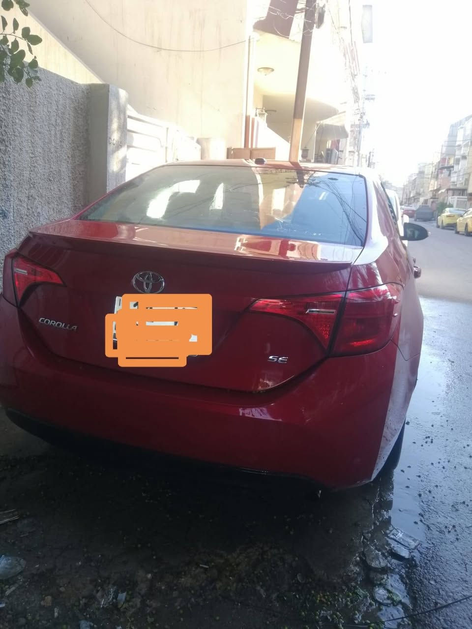 (اعادة نشر)
كورلا 2017 امريكي
المواصفات
موديل 2017 SE
لون أحمر 
رقم بغداد دولي بأسمي 
تحويل مباشر
ماشية ٨٥ الف 
حادثها دعامية امامية
شفتات ستيرن
تحكم مقود
كشنات جلد وقديفه مخمليه 
دشبول جلد بلاد 
ويل كب بلادي
شاشه بلاديه
اشارة بل مراية
لد امامي بلادي
تبريد شاشة
فتحة سقف 
بصمة / دخول ذكي
اشاير بالمري
تبريد بيانو 
حادثها واضح بالصورة دعامية
(بيها ضربة بالدوسة جهة عكس السايق من الأسفل صارت بيدي) 
الرقم تواصل واتساب فقط 
 ***********
تعديل/ السعر ١٣٥
(امانة الله دا ابيع لان ما استخدمها يمكن مرة او مرتين بالشهر)

نص مكتوب في الصور:
- BidHistory.org
- bidhistory.org 2017 TOYOTA COROLLA L - 2T1BURHE1HC828268 TOYOTA COROLLA 2017 - VIN: 2T1BURHE1HC828268