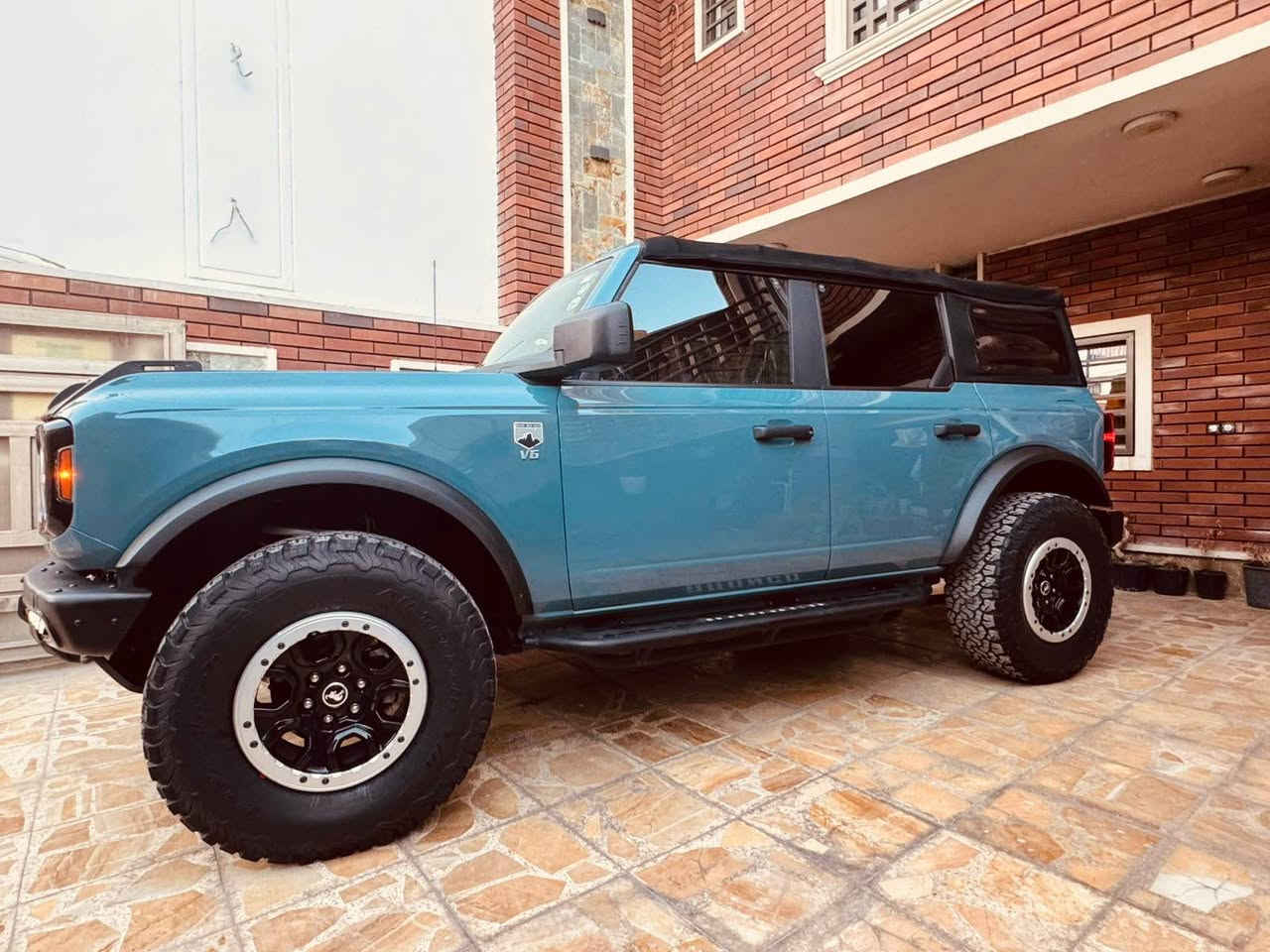 للبيع | Ford Bronco 2022 Big Bend

الموديل: 2022 Big Bend
السعر: 269 ورقة وقابل للتفاوض
العنوان: الدورة – شارع أبو طيارة
للاستفسار: ***********

رقم أربيل الجديد وباسمي شخصياً
فحص وهزة جاهزة

عداد 45000 ميل فقط

محرك V6 سعة 2.7L Turbo بقوة 330 حصان
نظام دفع رباعي 4x4 مجهز للطرق الوعرة
G.O.A.T. Modes لمختلف أنواع التضاريس
سقف متحرك Removable Top
جنوط 17 إنش مع إطارات Off-Road
شاشة 8 إنش SYNC 4
Apple CarPlay & Android Auto
كاميرا خلفية وأنظمة أمان متقدمة
مقصورة رحبة وتصميم عملي وعصري

Ford Bronco ليست مجرد سيارة SUV، بل سيارة مصممة للمغامرة والقوة والطرق الصعبة، مع المحافظة على الراحة والاستخدام اليومي.

سيارة مميزة بحالتها ومواصفاتها، والفرصة مناسبة للجادين.

للمشاهدة والفحص، السيارة جاهزة. بغداد, العراق
