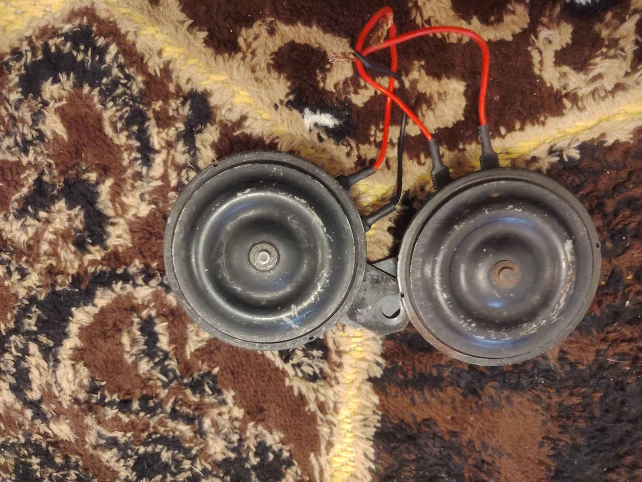 السلام عليكم عندي هورن سيدان حمراء سوداء نثي وفحل فيشتين نثي وفحل فيشتين المكان بصره سعر 80 بمجال بسيط. ***********
