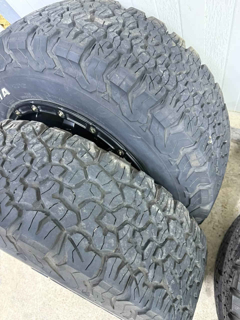 السلام عليكم
للبيع تخم اطارات 

القياس 245/65R17 

قياس ابعاد ستدات الويل 114.3x5 

يرهم على الاندكروز من موديل 2007 الى 21

ويرهم على الرافور ويرهم على هواي سيارات 

الويل ميثود اصلي 

الاطارات bf goodrich امريكي اصلي مو صيني 

الويلات والاطارات بحالة جيدة جداً استخدام اقل 5 الاف كيلو 

مكانهن بغداد 

السعر 750$ 

للاستفسار ***********
