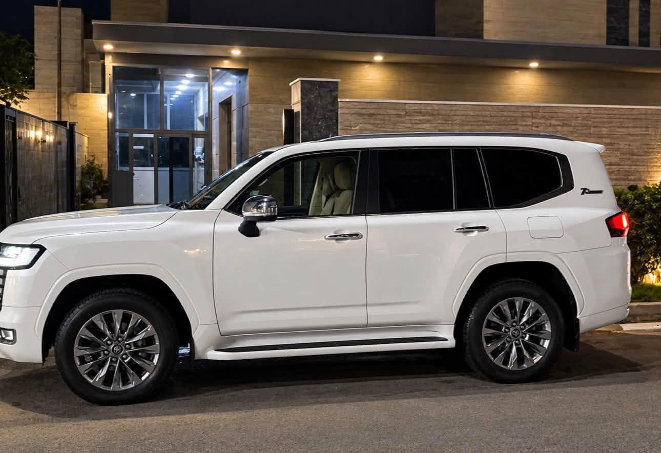 لاندكروز   VX  مديل 2022 الشكل الجديد 
فول مواصفات 
السيارة ماشيه 45 الف كم على وضع الزيرو 
رقم بغداد تحويل مباشر 
الباب الايمن بيها تعديل عل بارد والباقي مكفول
السياره فول
 4كامرات
رادار امامي خلفي
حساسات
5بصمات
وباقي المواصفات معروفه 
مكان السيارة بغداد 
السعر 63 الف وبيها مجال 
للاستفسار ***********
