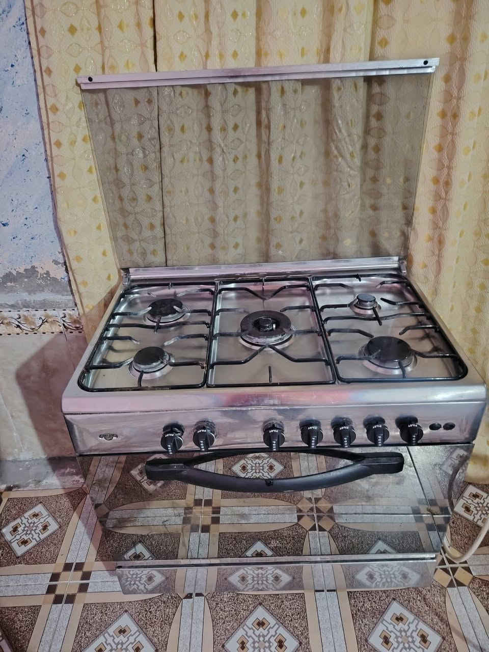 طباخ اطالي شرط لنضافه هوه وافرانه نار زركه متواجد وات ساب ٢٥٠وبي مجال ***********
