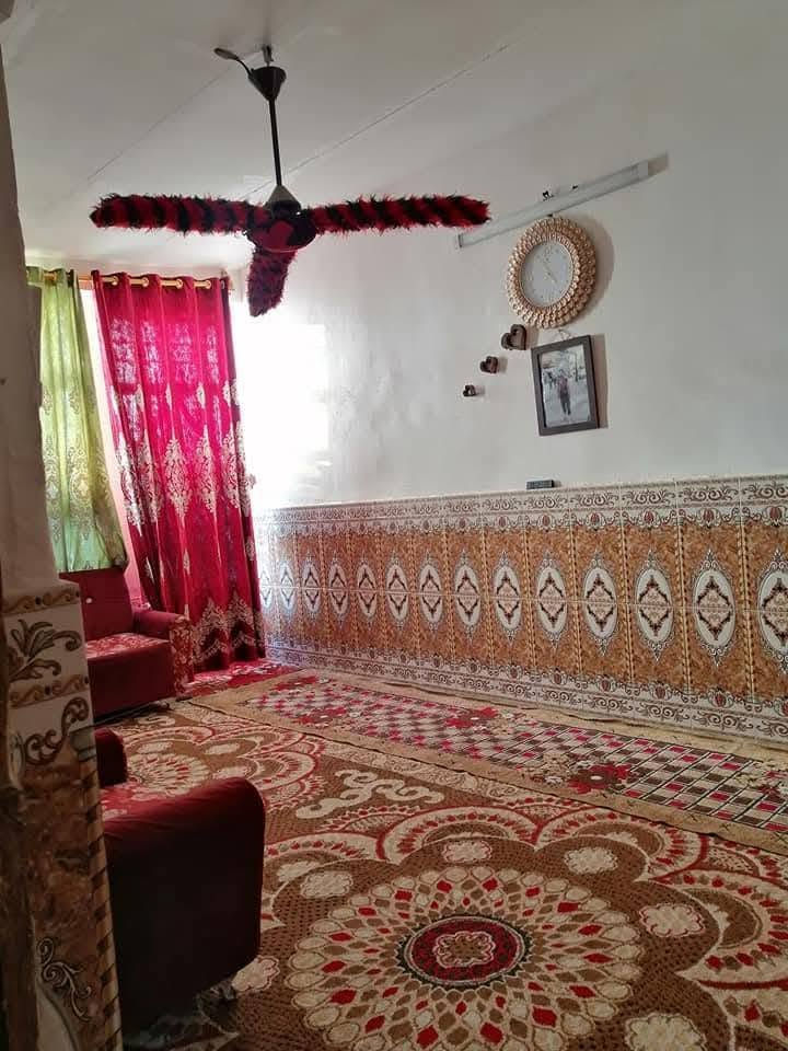 السلام عليكم هذه بالبيت البيع العشوائي بالبيت نضيف مساحته 100 متر باب شارع حوش تواليت حمام خارجي حاولي ستقبال مطبخ الغرفه النوم درج داخل  الغرفه النوم فوك بعده بس مسيجه سطح ستاره  سعره 35 مليون بي مجال  مكاني بالشعب بحي البساتين شارع تكاتك مو اول فرع مو ثاني فرع ثالث فرع مقابيل فران صمون ابو محمد الدراجي مقابيله فرع بيت عكاده كهرباء دفن شارع مقرنص كلشي يمك متوفر سوك قريب عليك كلشي يمك ثنين سواقات جمله يمك فران صمون مقابيل شارع الماء ارو يمك كلشي يمك متوفر سوك قريب عليك تريد تفضل خاص هذه رقمي بي واتساب ***********
