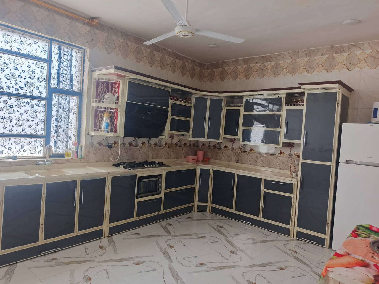 دار للبيع المساحه ٢٠٠ العنوان شارع طليبات بيت حديث جاهز للسكن للاستفسار الاتصال ***********
