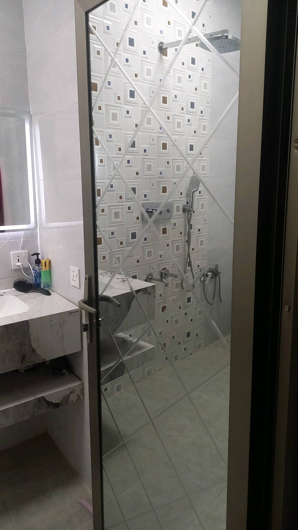 بيت للبيع مساحه ١٢٠ متر بناء حديث وشغل درجه أوله واجهه ٧ونص ملحقاته صاله داخليه واستقبال ومطبخ وغرفه  نوم وحمام ومناور ٢ فوك بيتونه جبيره تكدر تحطلها قاطع اصير غرفه اني مسويها غرفه للاطفال وسطح خلفي وامامي ومطبك شتايكر البيت كامل مكمل وعلى ايدي وكلشي اشتغلته بالبيت بي ضمان من كهربائيات من بواري خلاطات كله بي ضمان وجاهز للسكن عنوان الرئاسه شارع عشرين بخلف مخازن الببسي المنطقه كامله من خدمات مي خير من الله وكهرباء هم شارع الي بي البيت مبلط والمنطقة هادئه الاستفسار اتصل على هذا الرقم وائل ابو رضا *********** السعر ١٠٠ وبي مجال للشراي
