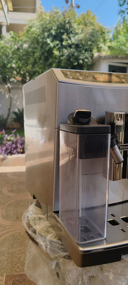 المواصفات والميزات الرئيسية لآلة القهوة De'Longhi PrimaDonna S EVO:
نظام LatteCrema الذكي: تحضير رغوة حليب غنية وكثيفة للكبوتشينو واللاتيه تلقائياً.  
​مطحنة مدمجة: مطحنة حبوب القهوة مدمجة مع إمكانية تعديل درجة الطحن حسب الرغبة.
​شاشة عرض رقمية (LCD): شاشة تفاعلية مع أزرار لمس لسهولة اختيار المشروبات وإعدادها.  
​خيارات مشروبات متعددة: تحضير الإسبريسو، الكابتشينو، اللاتيه ماكياتو، والماء الساخن بنقرة زر واحدة.
​إمكانية تخصيص المشروب: التحكم في قوة القهوة، كمية الماء، ودرجة الحرارة.
​تنظيف تلقائي: نظام تنظيف ذاتي للأنبوب وإبريق الحليب بعد كل استخدام.  
​هيكل من الفولاذ المقاوم للصدأ (ستانلس ستيل): تصميم أنيق ومتين.  
​إمكانية استخدام القهوة المطحونة: تحتوي على فتحة خاصة لاستخدام القهوة المطحونة بدلاً من الحبوب.
سعر 550الف 
نضافة 98%
***********
