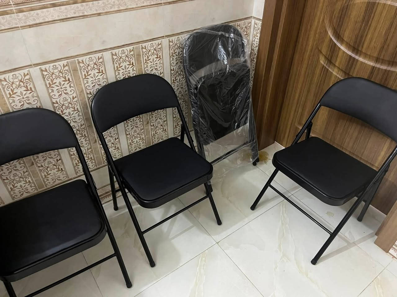 سلام عليكم
ميز طعام :
 الحجم الكبير لون اسود زجاج 
ينطبك جديد ما مستعمل ويا أربع 4️⃣ كراسي جلد هم ينطبكن 
السعر 100 
مكان كربلاء 
***********
