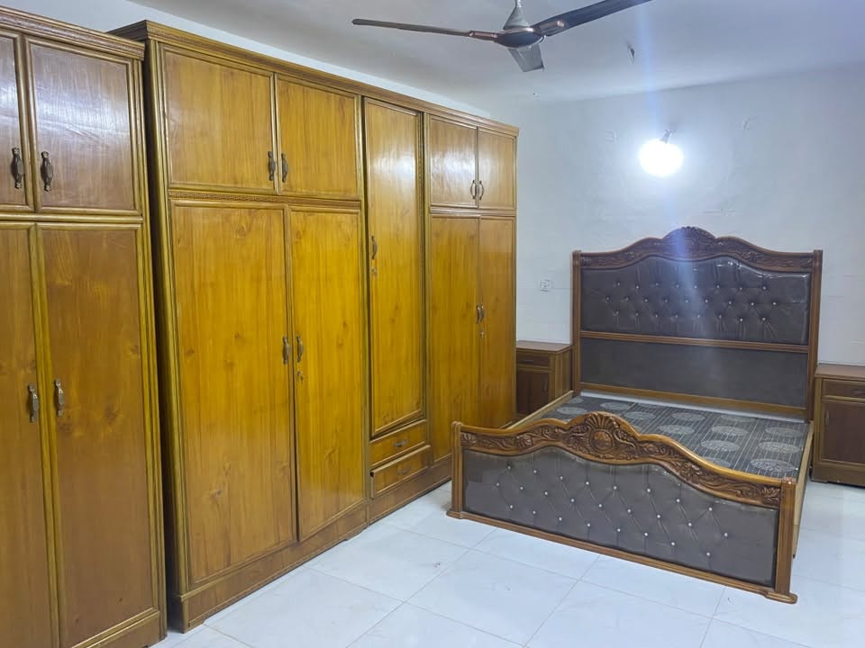 الغرفه للبيع 🛏️ صاج عراقي الاصلي نضيف جداً
1- متكونه من جربايه 2 نفر 
2- كومدي عدد 2 
3- كنتور 5 باب مع الملحقات
4- زاويه كنتوريه 2 باب
5- ميز 2 باب مع رفين 
6- ميز مرايه كبير مع بابين 
الأتصال على الرقم *********** يوجد واتساب او رصيد📍سعرها مناسب بالنسبة للغرفة لأن نضيفة كلش
