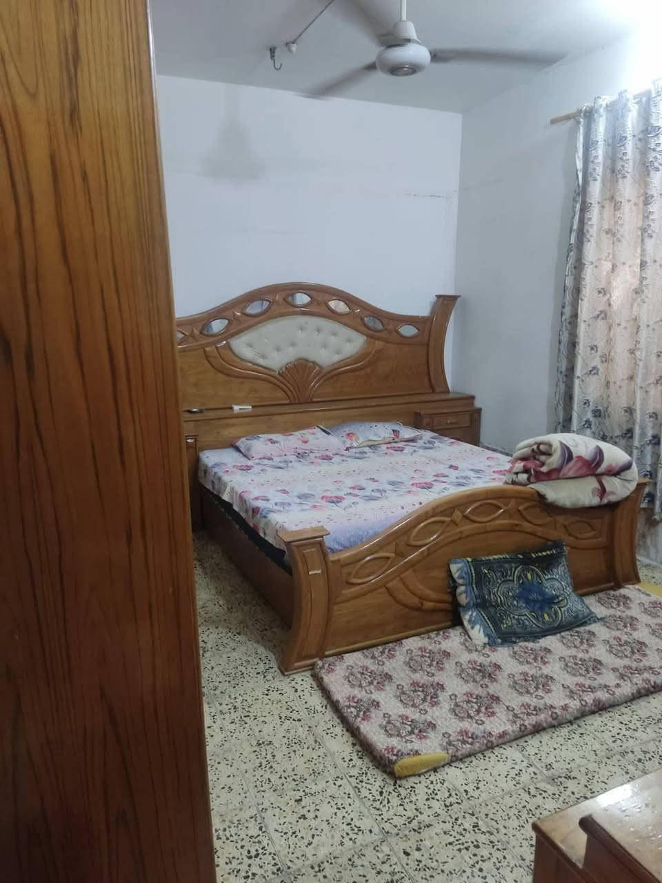 بيت 130 متر بحي الميلاد شارع الجنة طابو صرف يتكون من غرفة وصاله واستقبال وصحيات داخلية وخارجية البيت طابق واحد بناء قديم نظيف ينسكن بيه
***********

