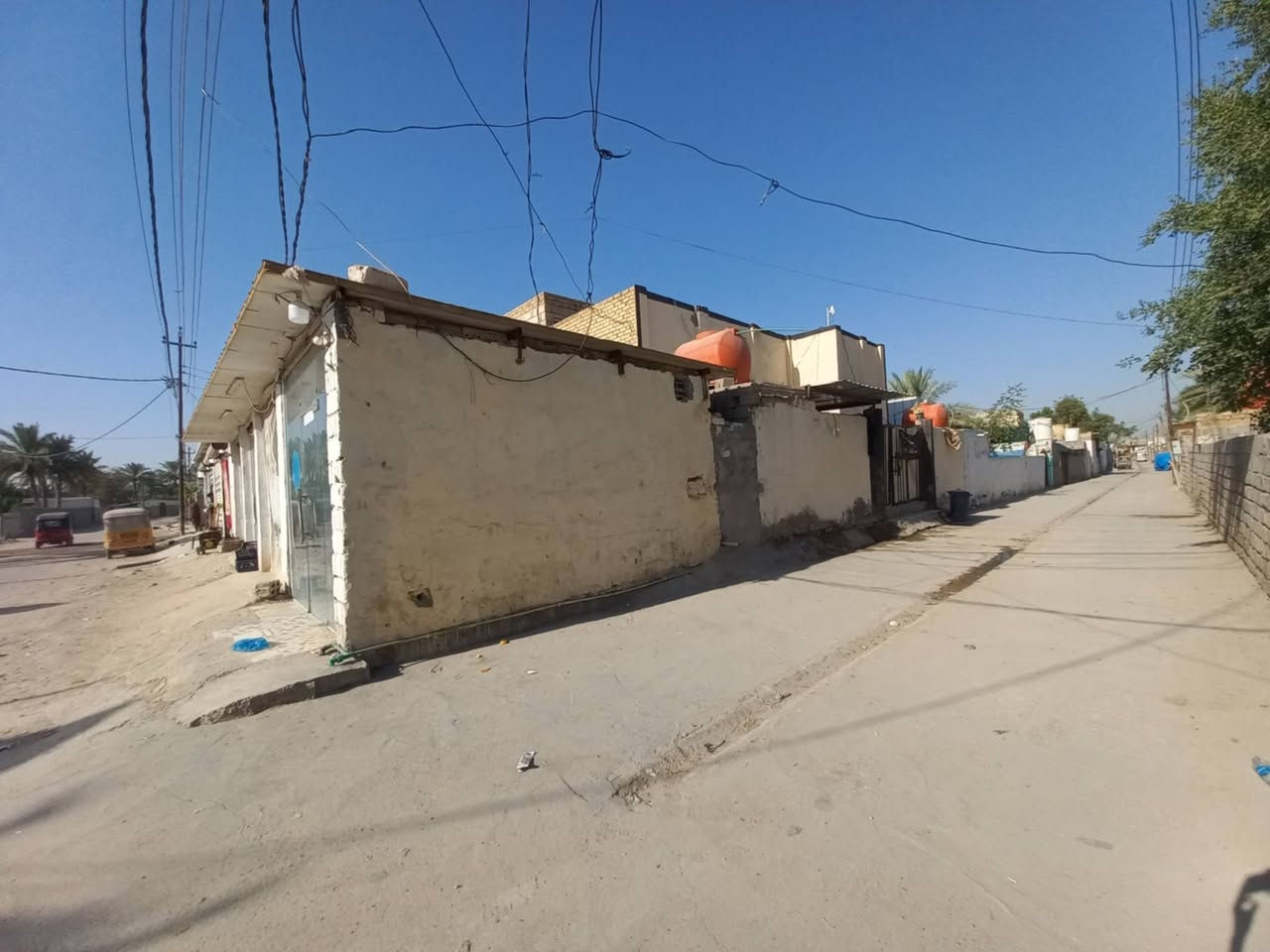 بيت ركن للبيع مع 4محلات 
م/340
بناء مرتب من الداخل استقبال صاله مطبخ غرفه نوم جوه غرفه فوك ممرات كبار طارمه مرتبه 
ارضيه. سيراميك هندي موحد البيت كله
مي مجاري كهرباء تبليط خدمات كامله
***********  للاستفسار  اكثر اتصل ع الرقم
