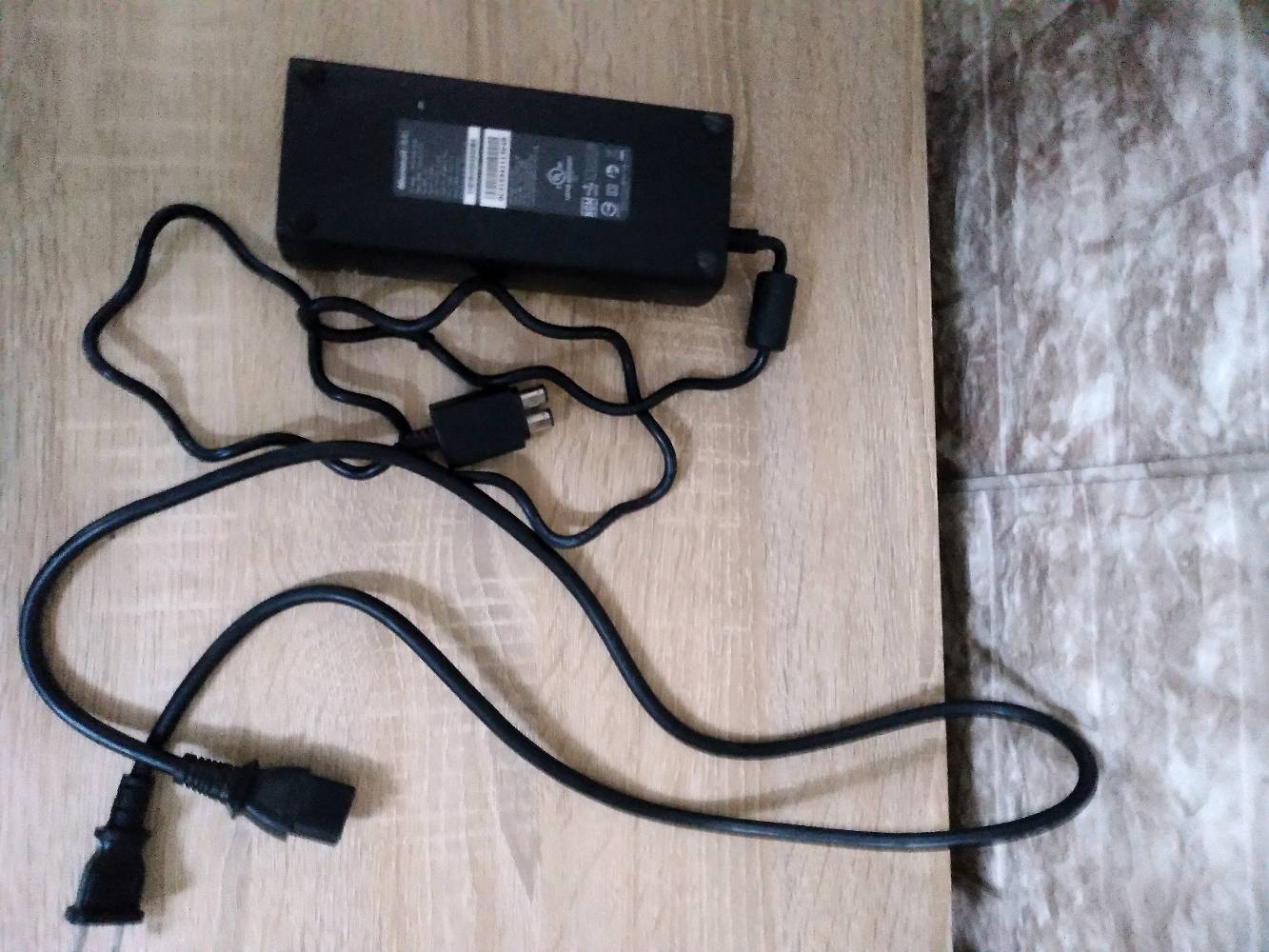 اكس بوكس 360 سليم الجهاز نظيف مفتوح مره وحده تظنيف الجهاز كلشي مابي شغال والدركسون همين شغال  مستعمل اقل الاسبوعين نظيف ممفتوح فقط يحتاج بطاريات يدات البلي 3 وحده باتري بيها خلل وثنين واير وحده جديده وثانيه مكسور منها قطعه زغيره ومتيبها وشغاله كلشي مابيها هاردين موجود الاصلي موجود والثاني انباع.