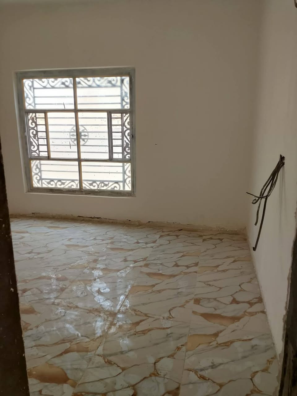 #بيت للببع مساحة ٣٠٠ متر جديد زيرو موقع البيت ام طباشي موقع قريب للشارع خدمات كاملة
محتويات البيت
استقبال كبيرة
مطبخ 
صالة 
غرفة عدد ١
صحيات 
نقوصات بسيطة للتشطيب 
البيت زيرو مامسكون 
للاستفسار الاتصال 
***********
***********
أو زيارة مكتب احمد الخفاجي لبيع وشراء العقارات 
طريق السنية العام مقابل عمود 650
كما نستقبل كل العروض بيوت قطع أراضي أهلا وسهلا بالجميع
